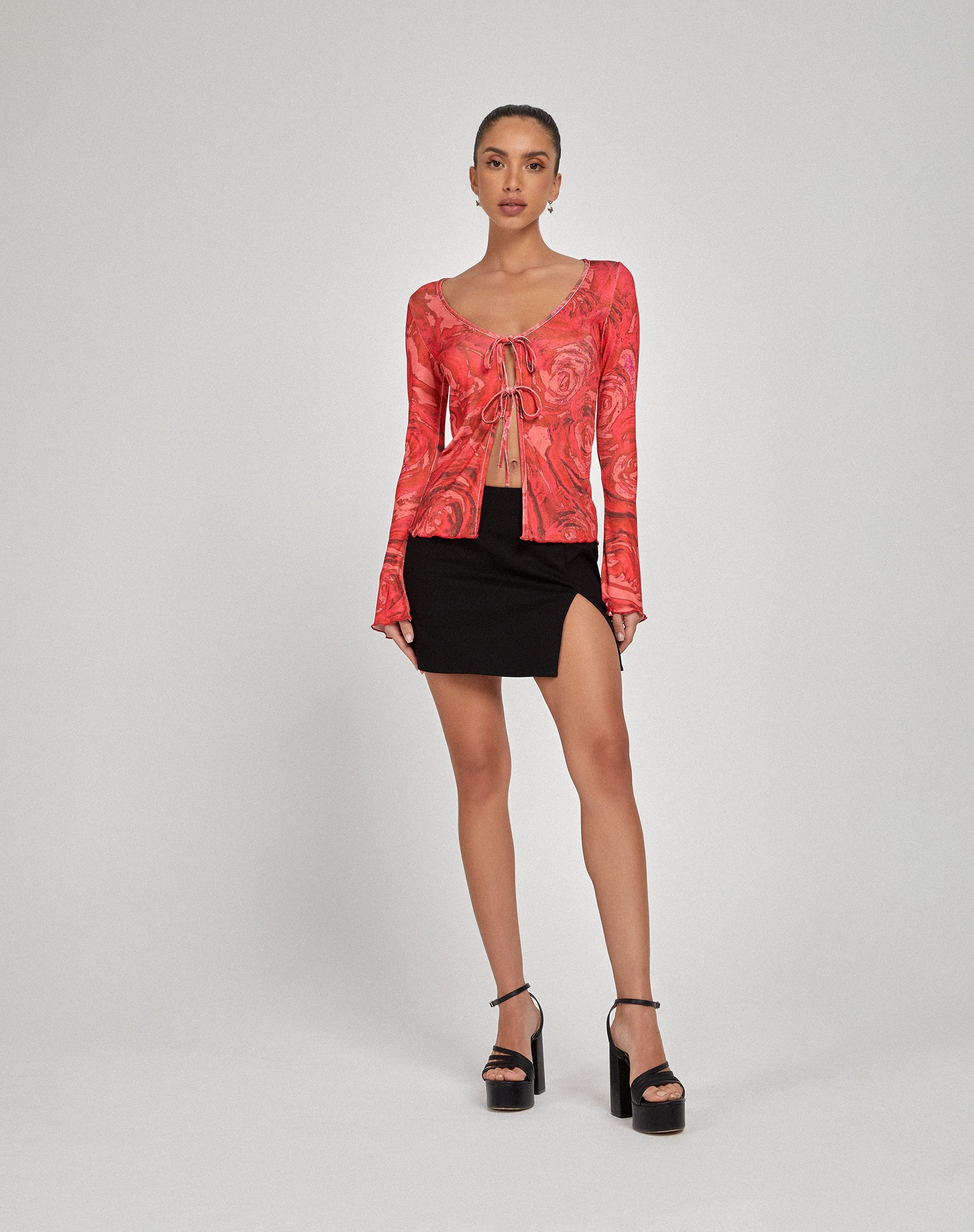 Sujata Cardi en Rojo Pétalo de Rosa