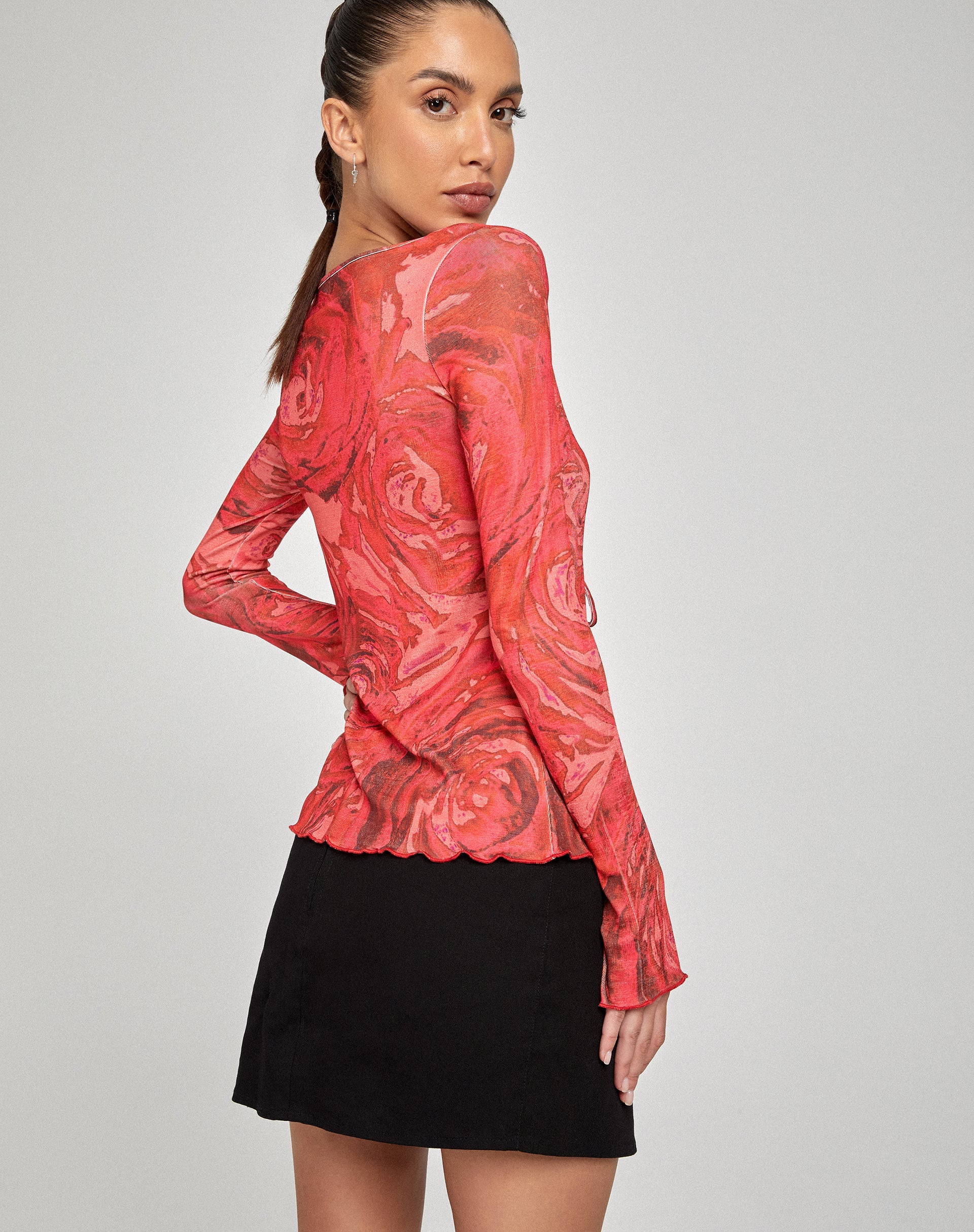 Sujata Cardi en Rojo Pétalo de Rosa