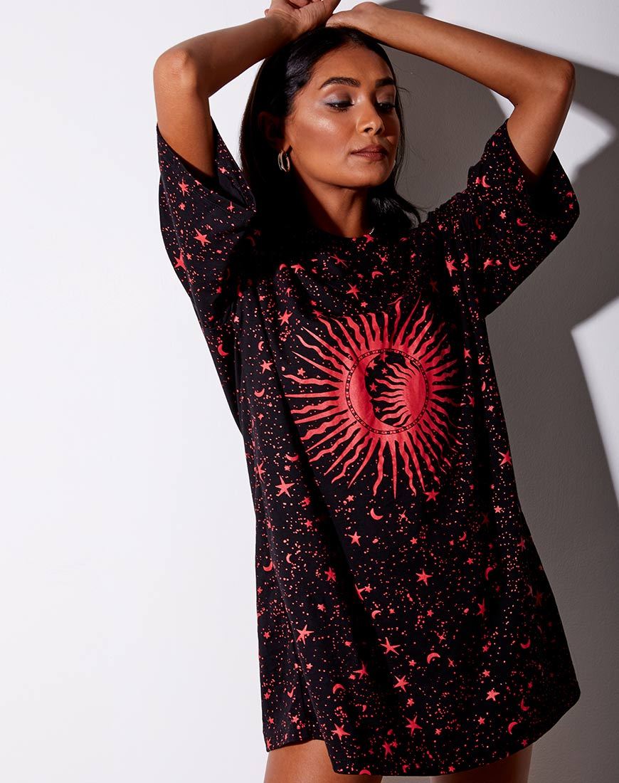 Camiseta Sunny Kiss en negro y rojo cosmos