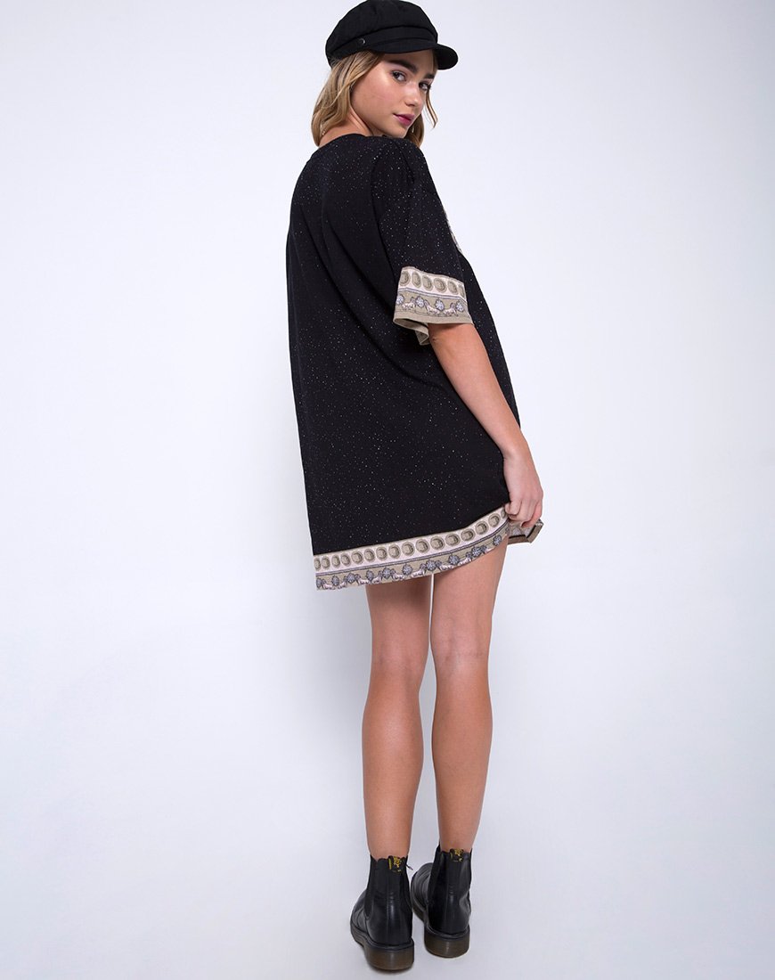 Imagen de Sunny Kiss Oversize Tee en Eclipse Colocación