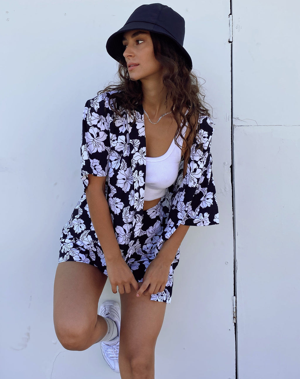 Camisa Taelsa en blanco y negro de vacaciones
