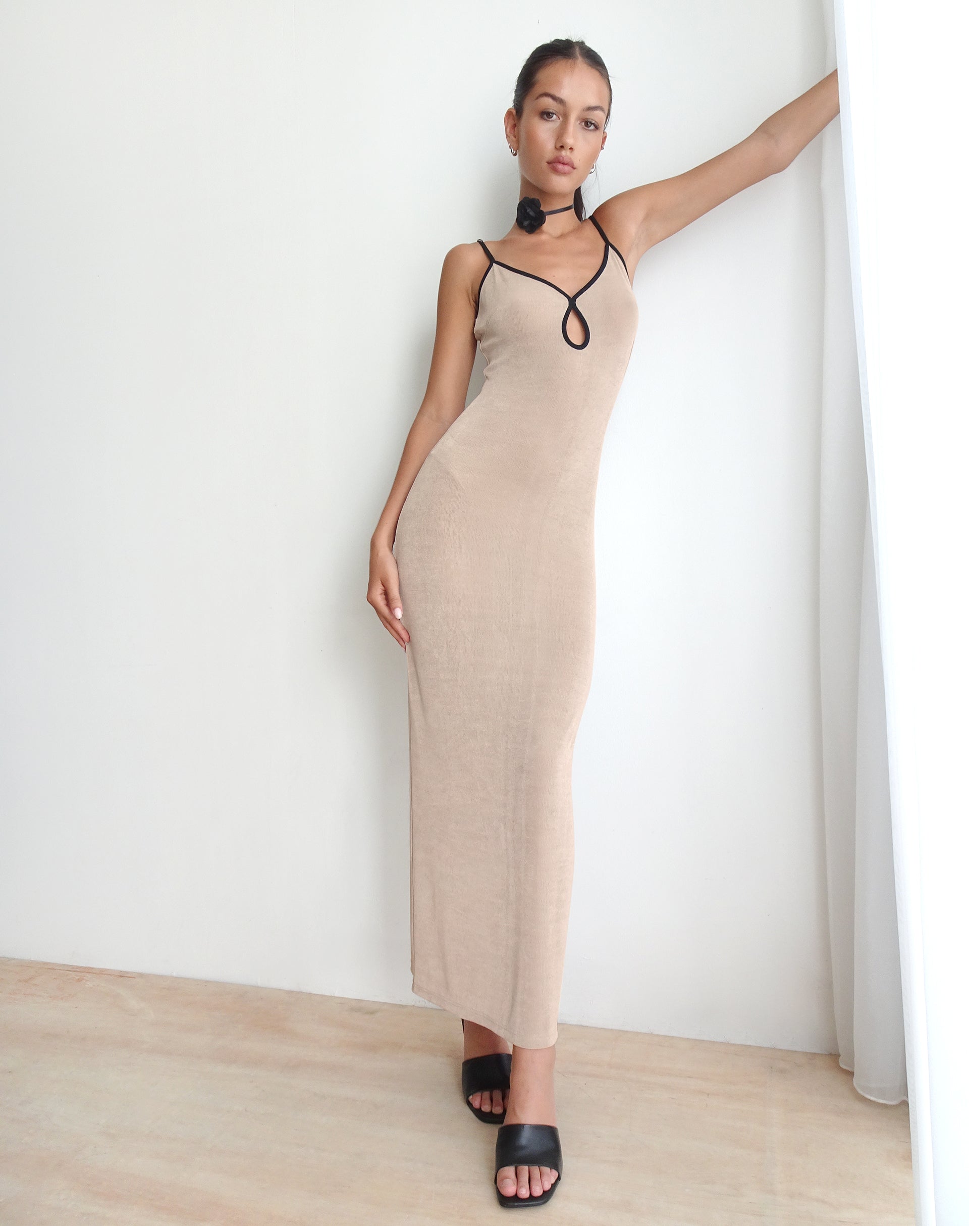 Imagen de Tahlia Maxi Dress in Champagne with Black Binding