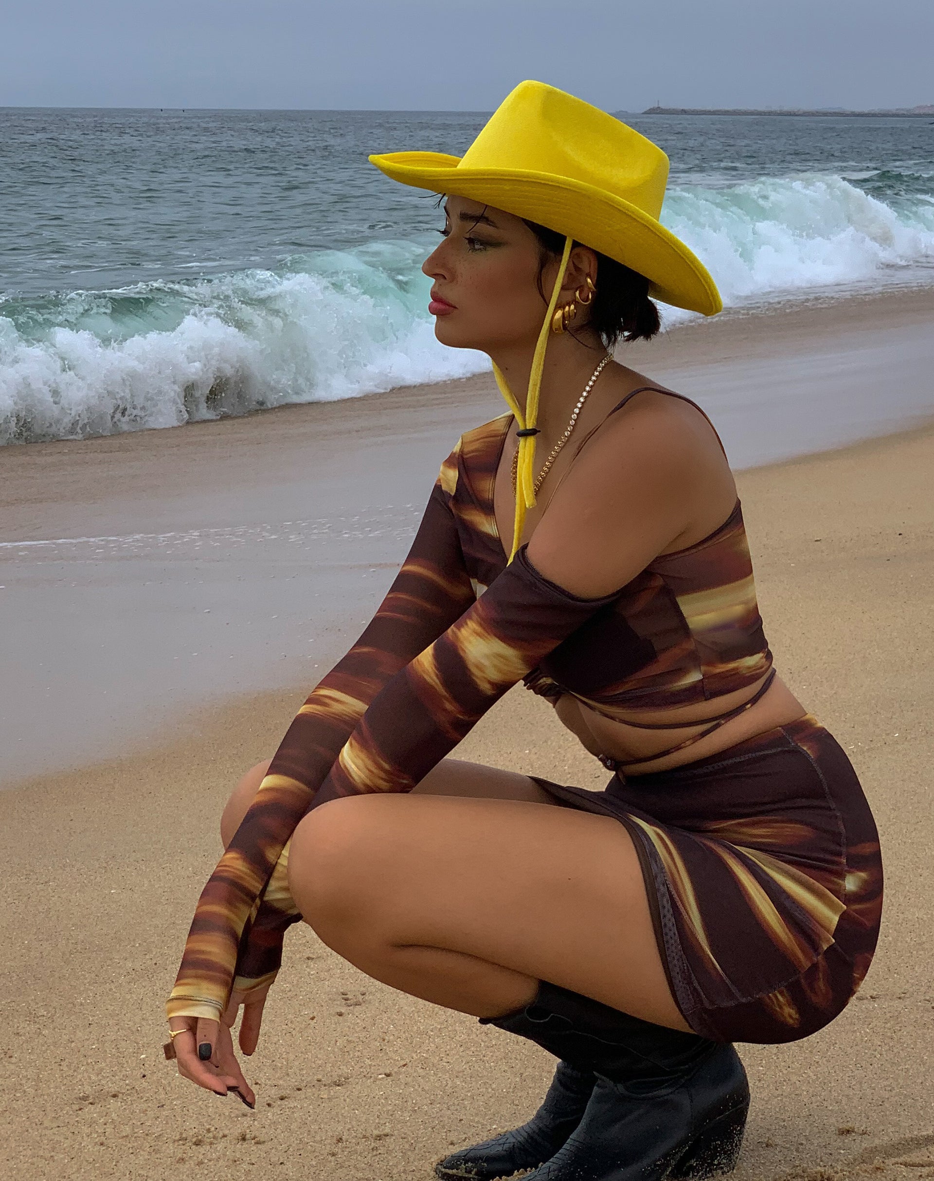 Imagen de la minifalda MOTEL X IRIS Kimmy en Bleach Drip