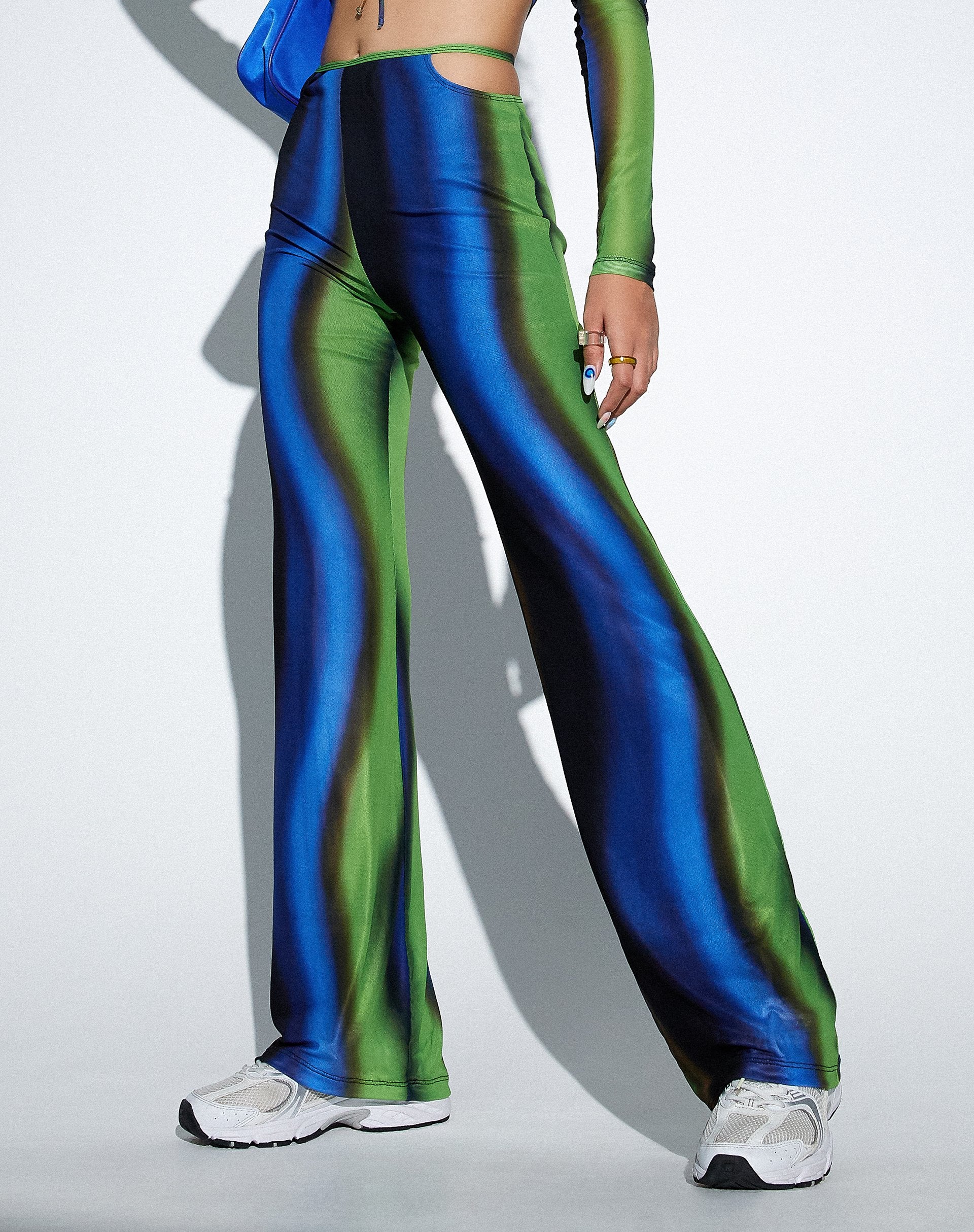 Imagen de MOTEL X OLIVIA NEILL Mares Flare Trouser en verde y azul solarizados
