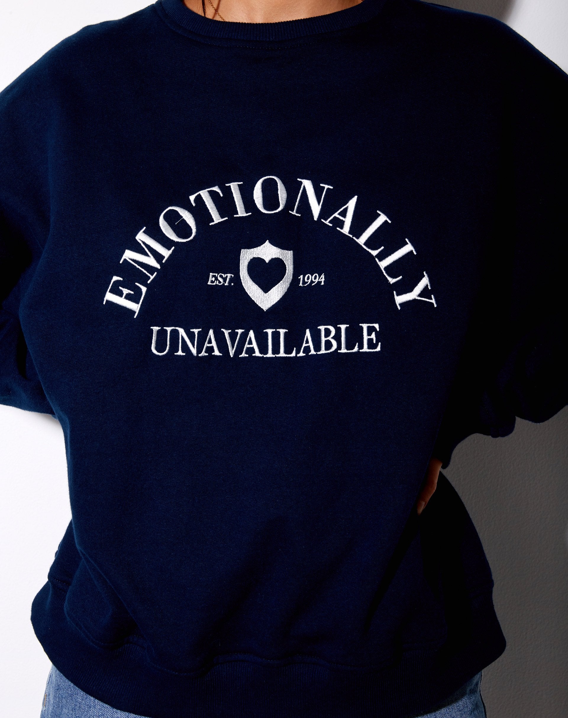 Imagen de sudadera Ted en azul marino Emotionally Unavailable