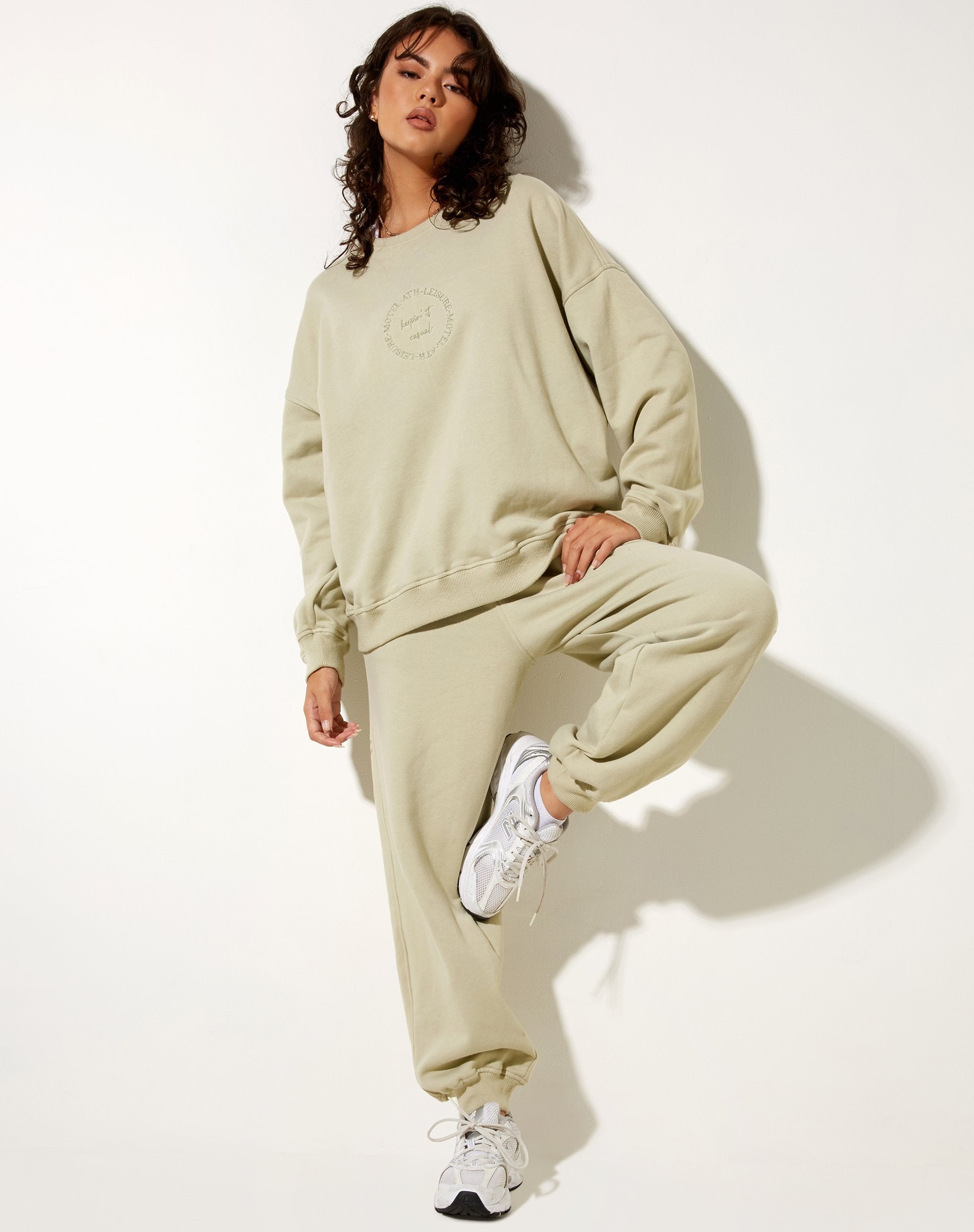 Imagen de sudadera Ted en verde pastel Keepin It Casual
