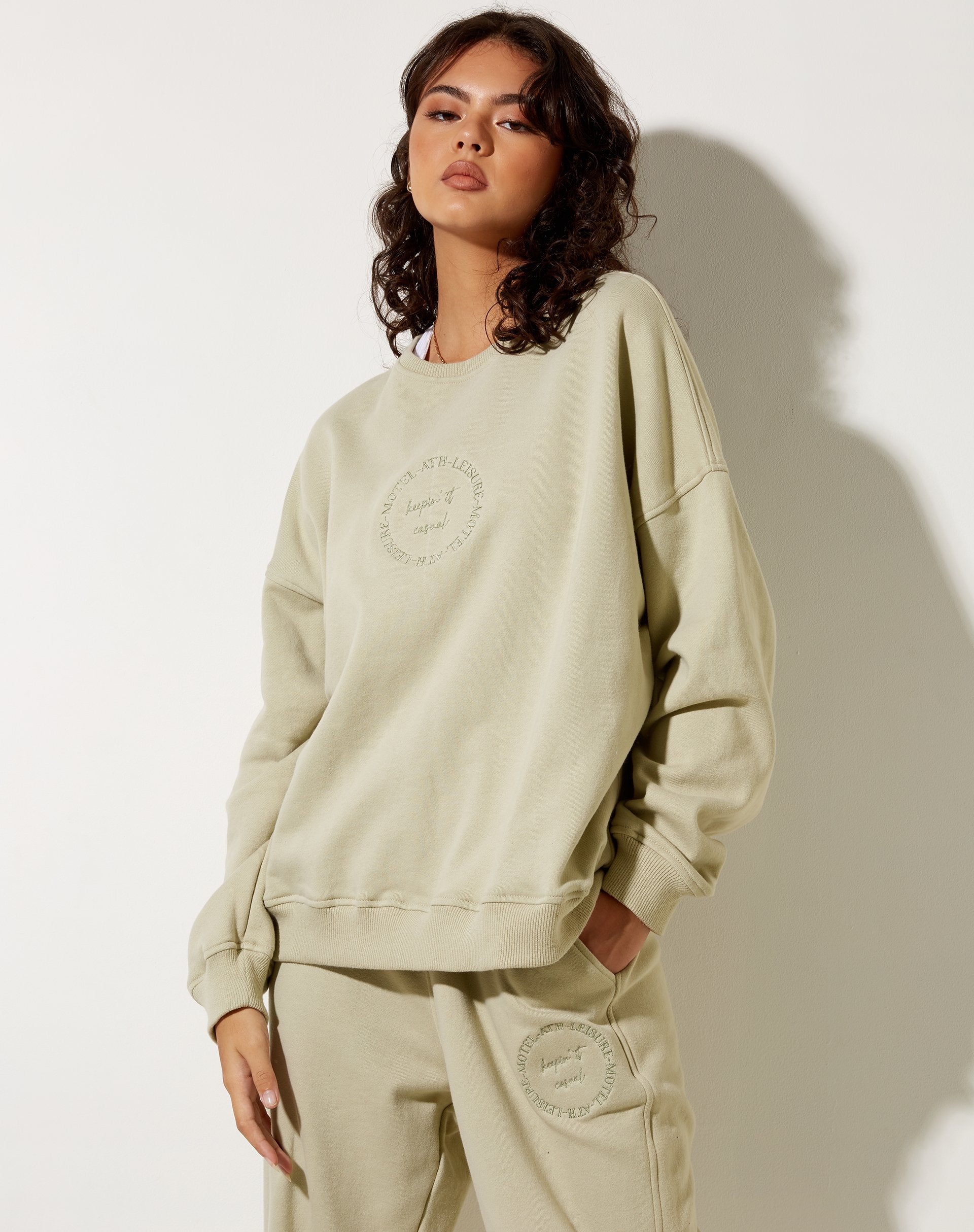Imagen de sudadera Ted en verde pastel Keepin It Casual