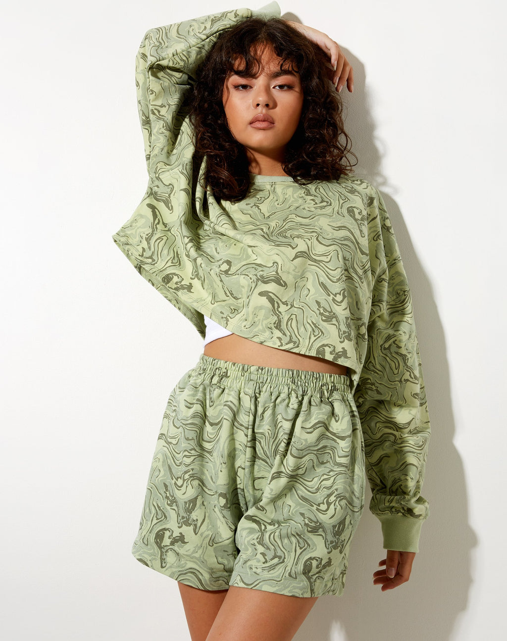 Pantalón corto de rizo en verde mármol
