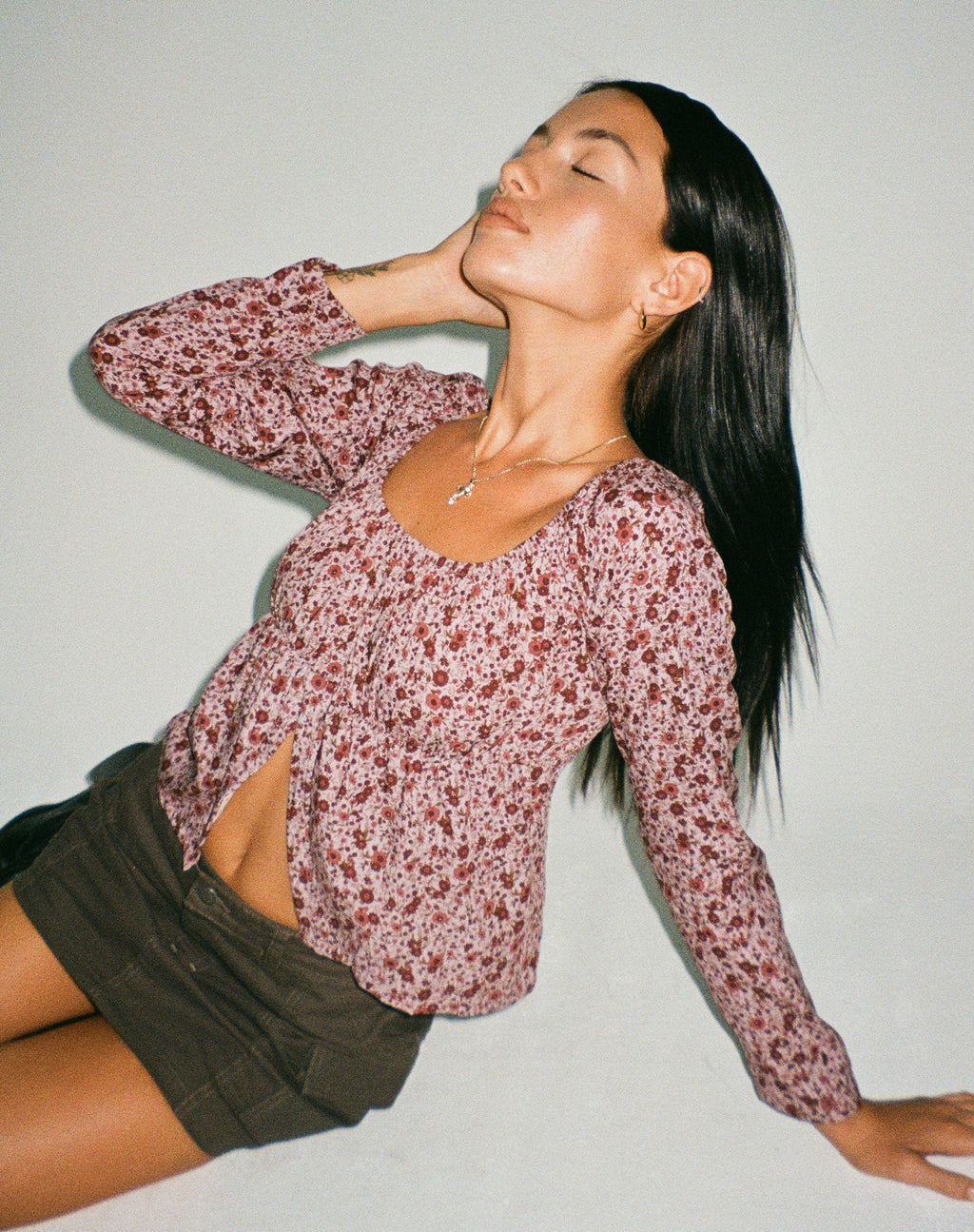 Top de manga larga Thena en Borgoña floral años 90
