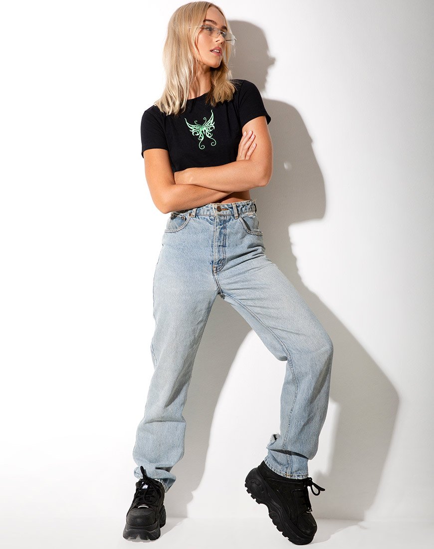 Imagen de Tindy Crop Top en negro con bordado verde mariposa