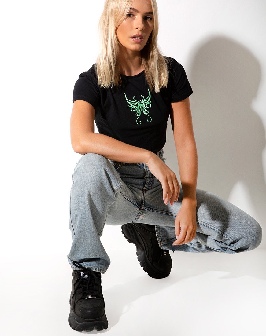 Imagen de Tindy Crop Top en negro con bordado verde mariposa