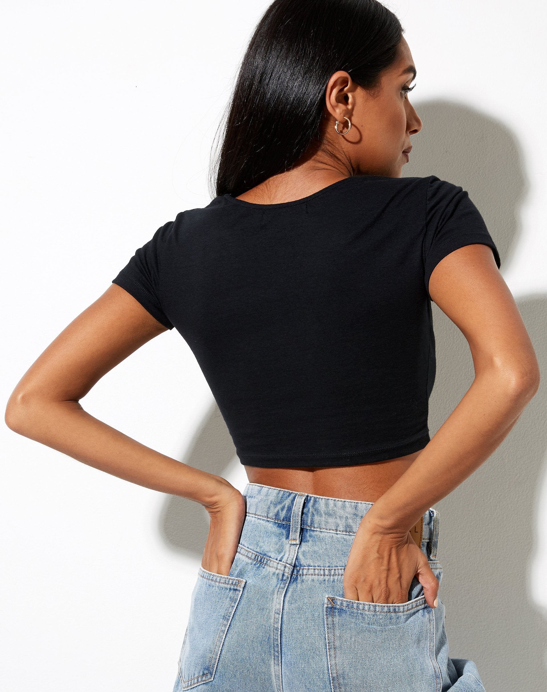 Imagen de Tindy Crop en negro con bordado de seta roja