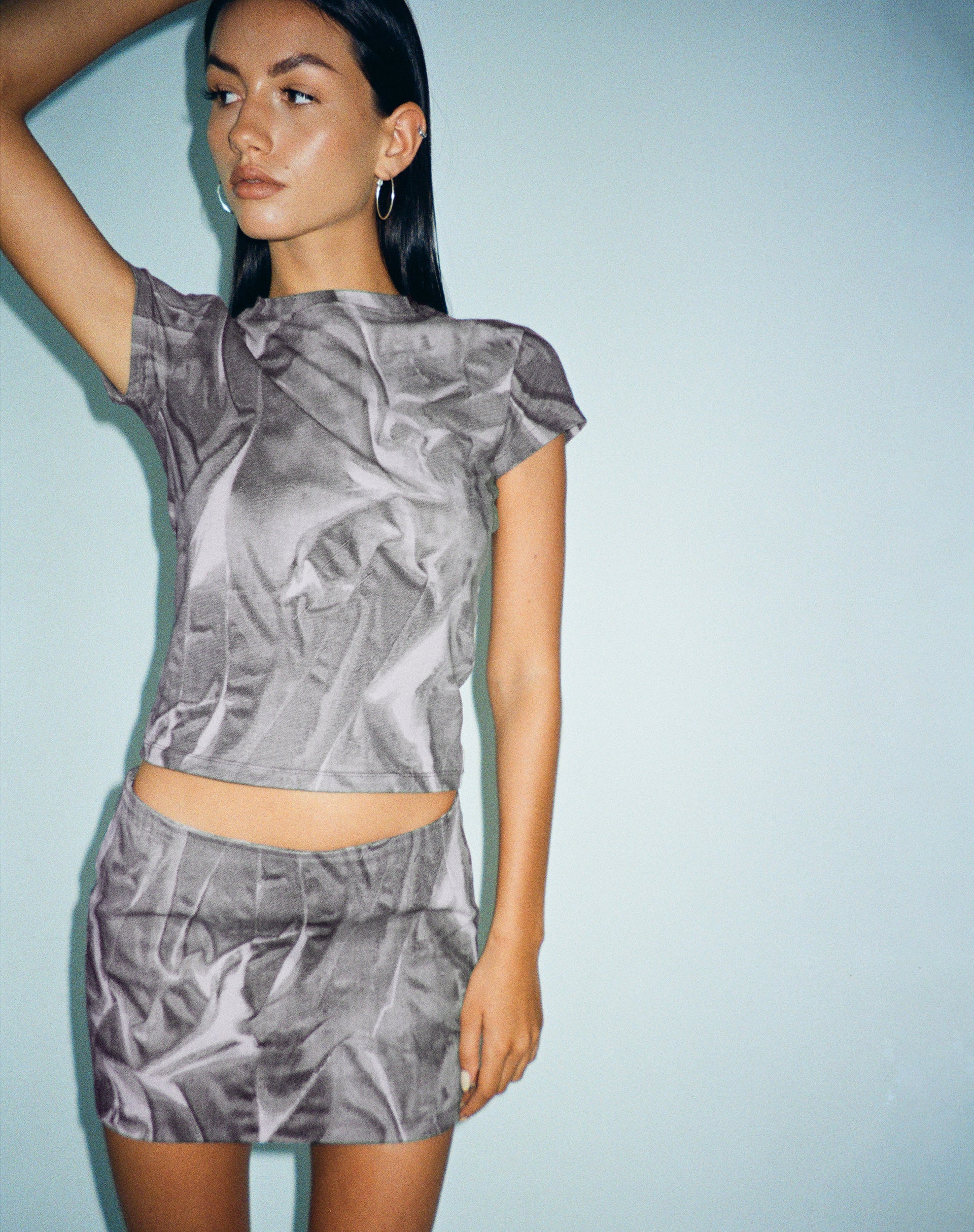imagen de la minifalda Ina Low Rise en gris Dystopian Crease