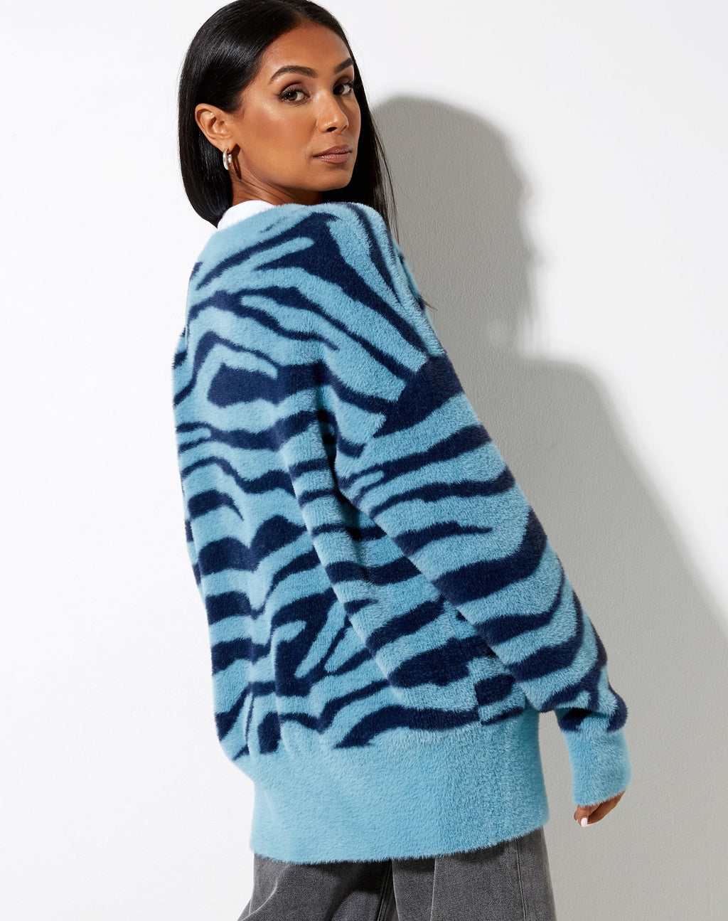 Uriela Cardi en punto cebra azul y azul marino