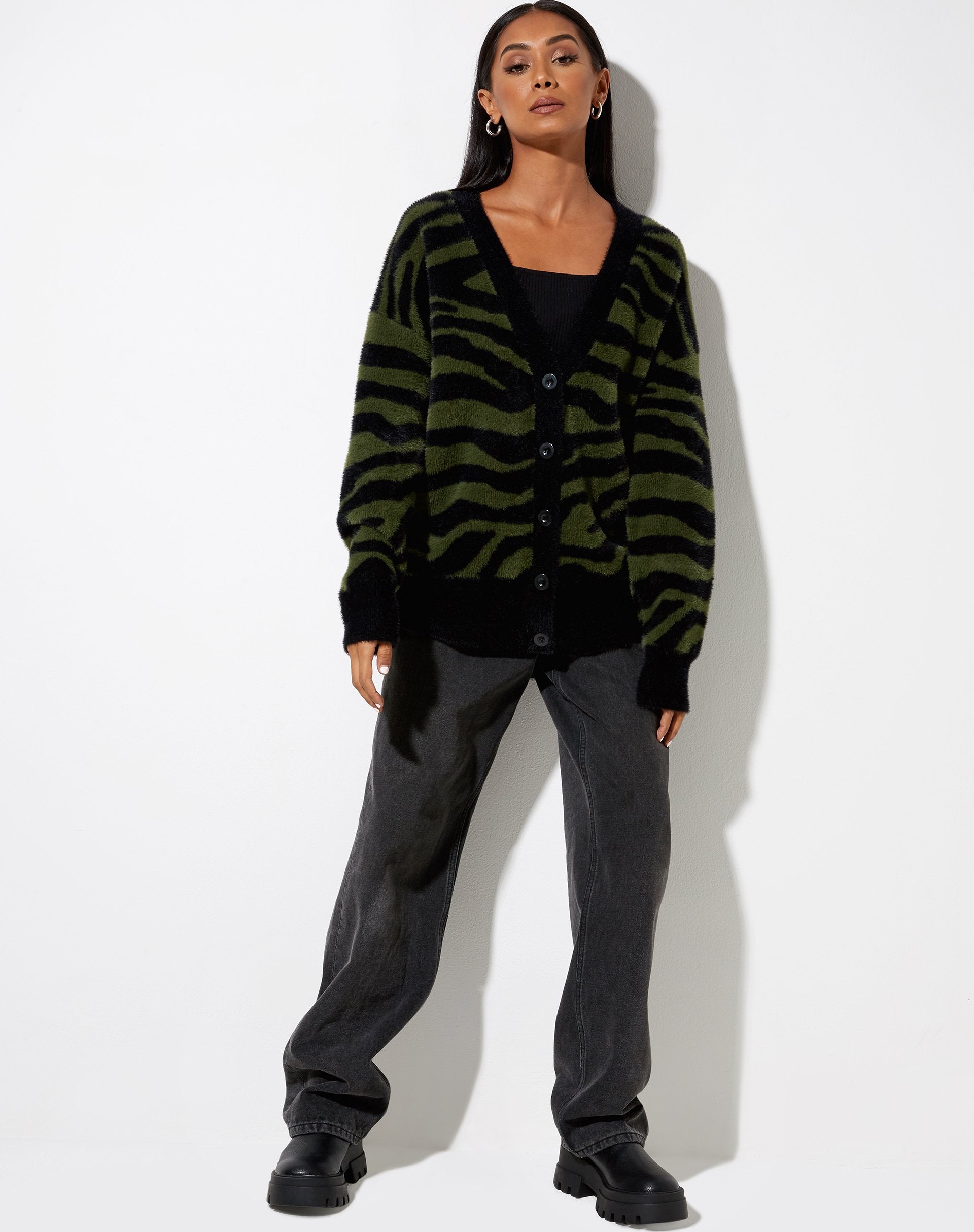 Imagen de Uriela Cardi en punto Zebra Oliva y Negro