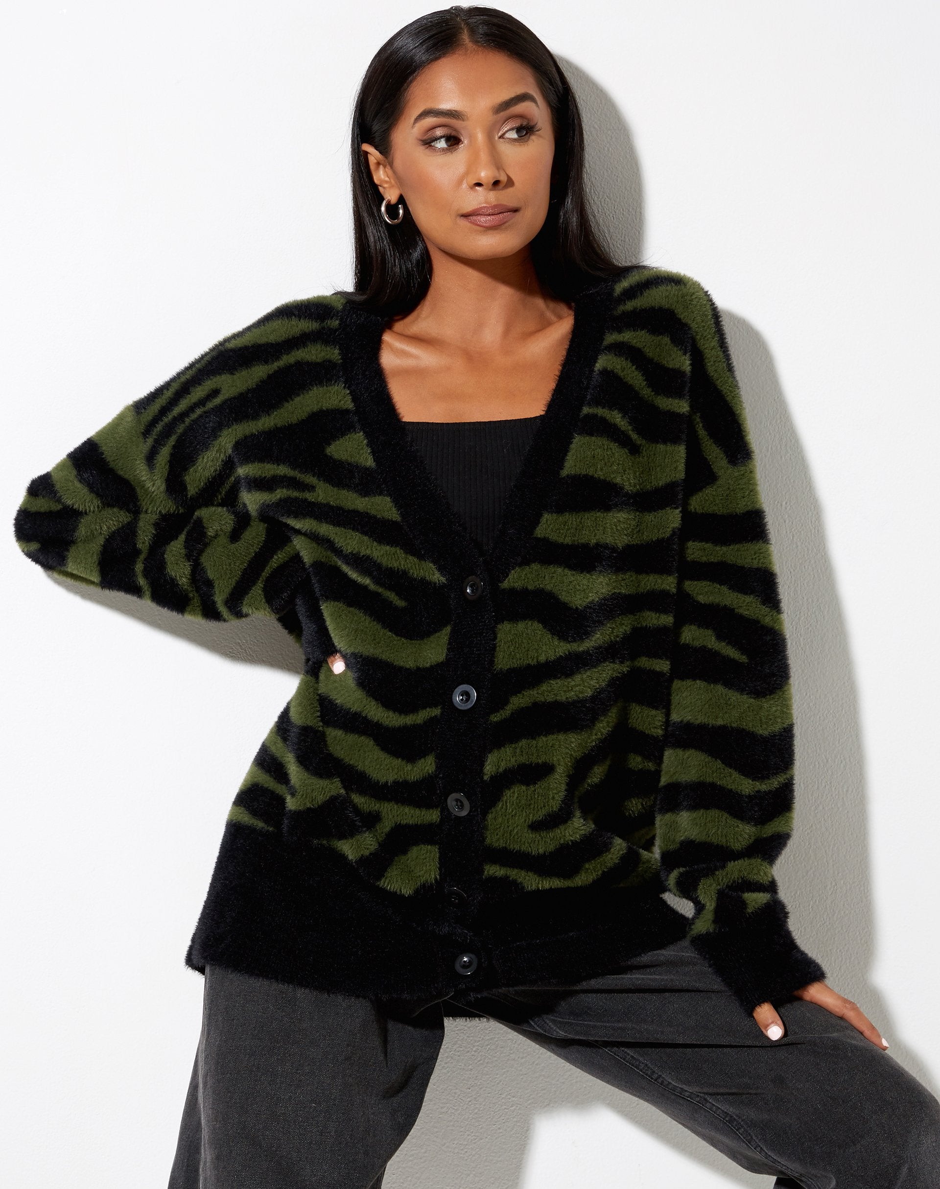 Imagen de Uriela Cardi en punto Zebra Oliva y Negro
