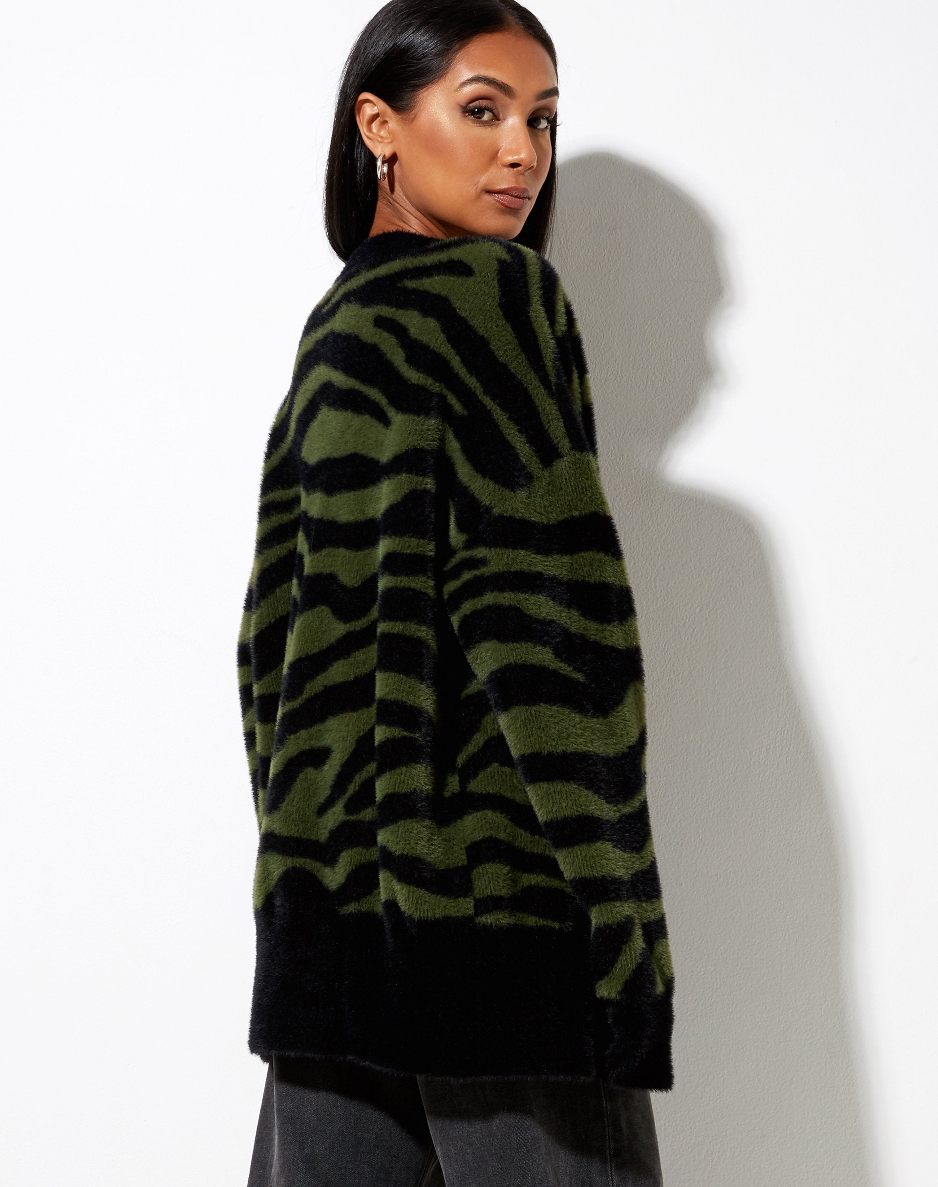 Imagen de Uriela Cardi en punto Zebra Oliva y Negro