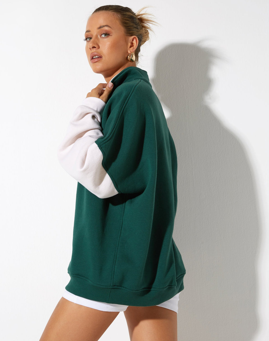 Chaqueta Varsity Oversized en Verde Bosque Blanco Invierno Sociedad Deportiva