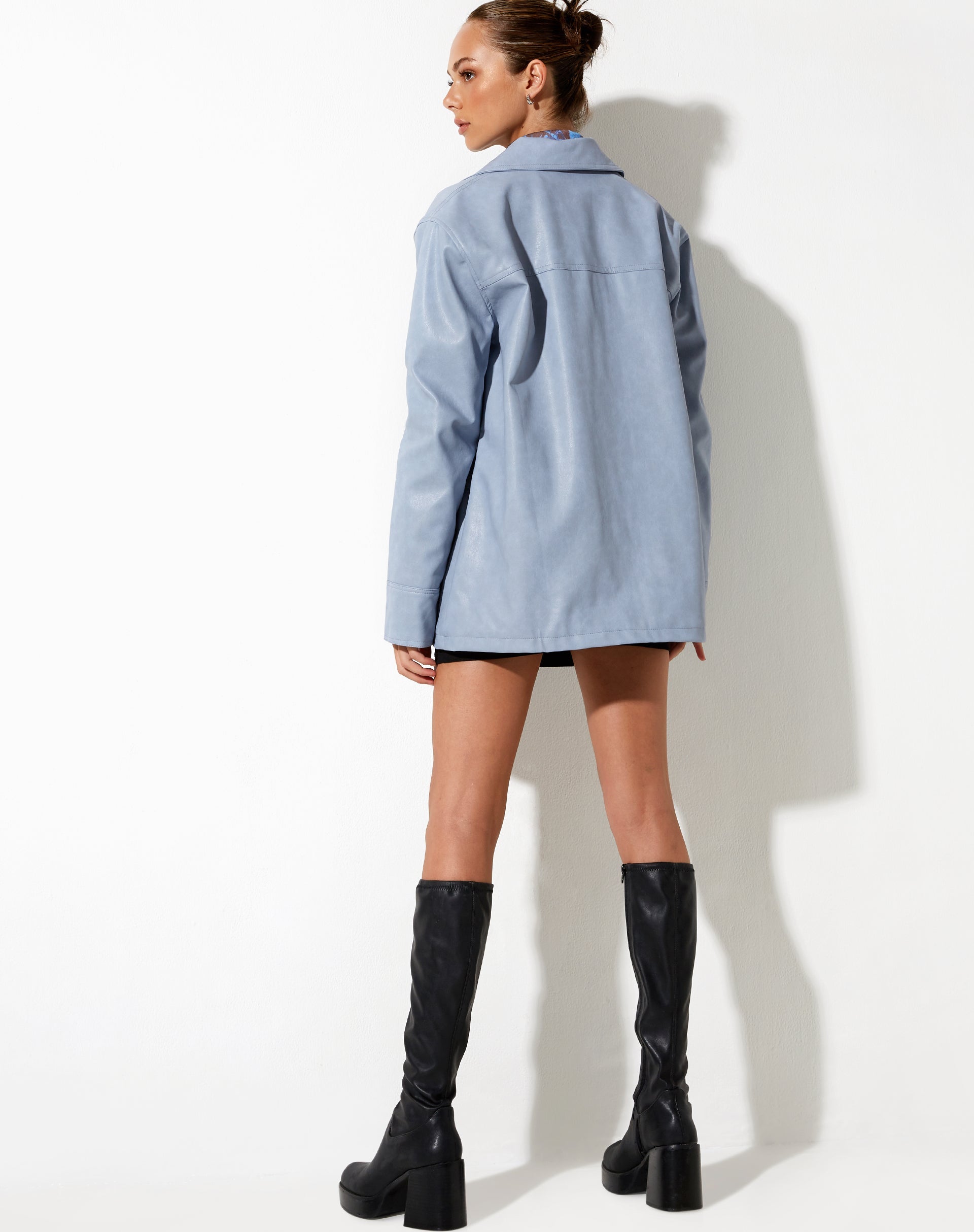 imagen de la chaqueta Walta en PU azul empolvado