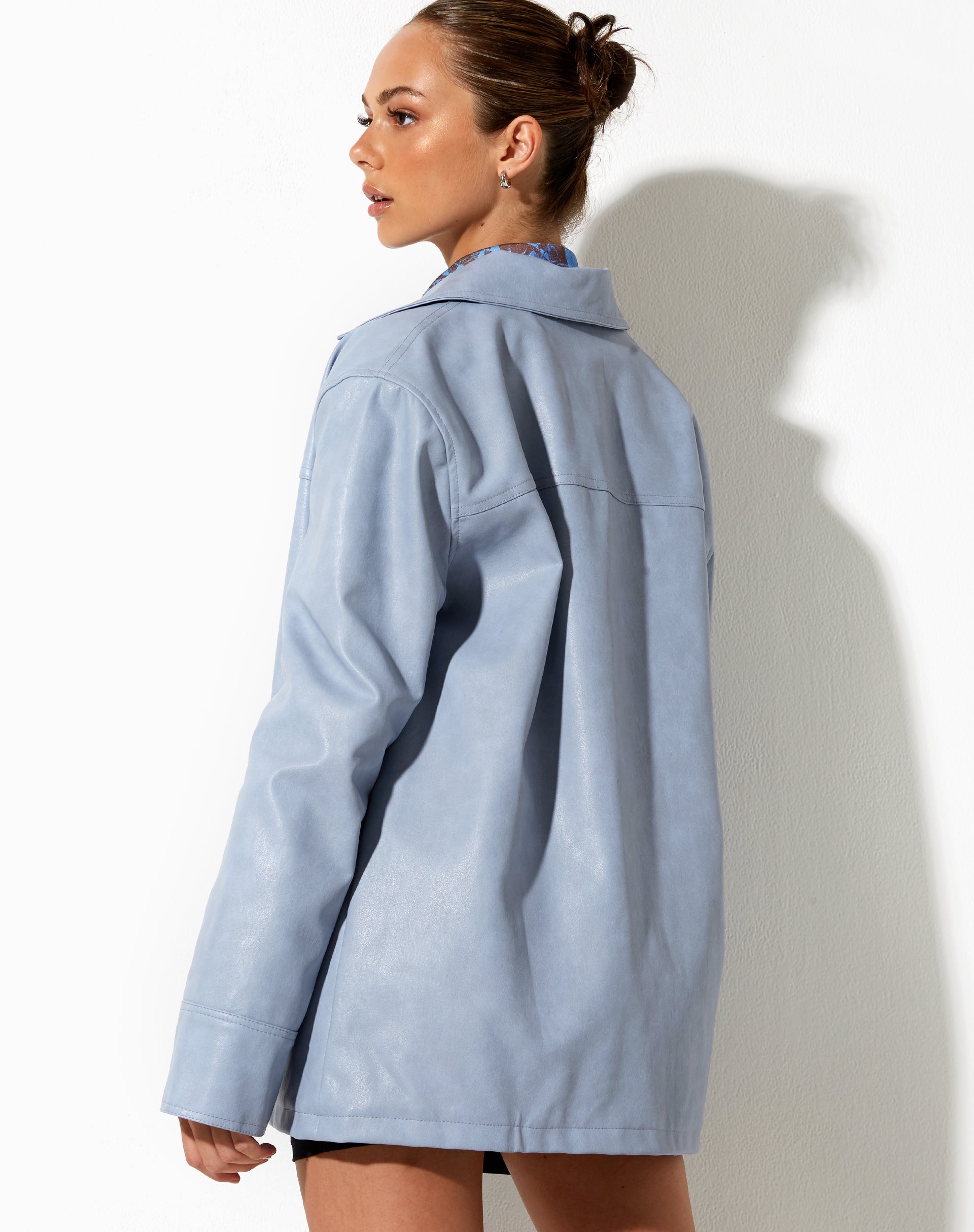 imagen de la chaqueta Walta en PU azul empolvado