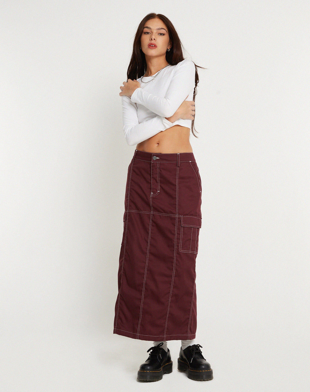 Falda Widya Cargo Midi de algodón perforado Redwood con pespunte superior blanco