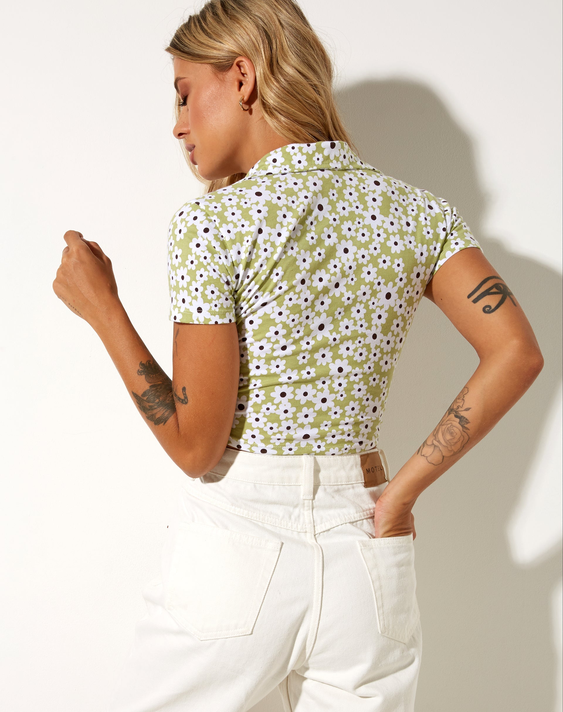 Imagen de la camisa Wuma Cropped en verde Daisy Duke