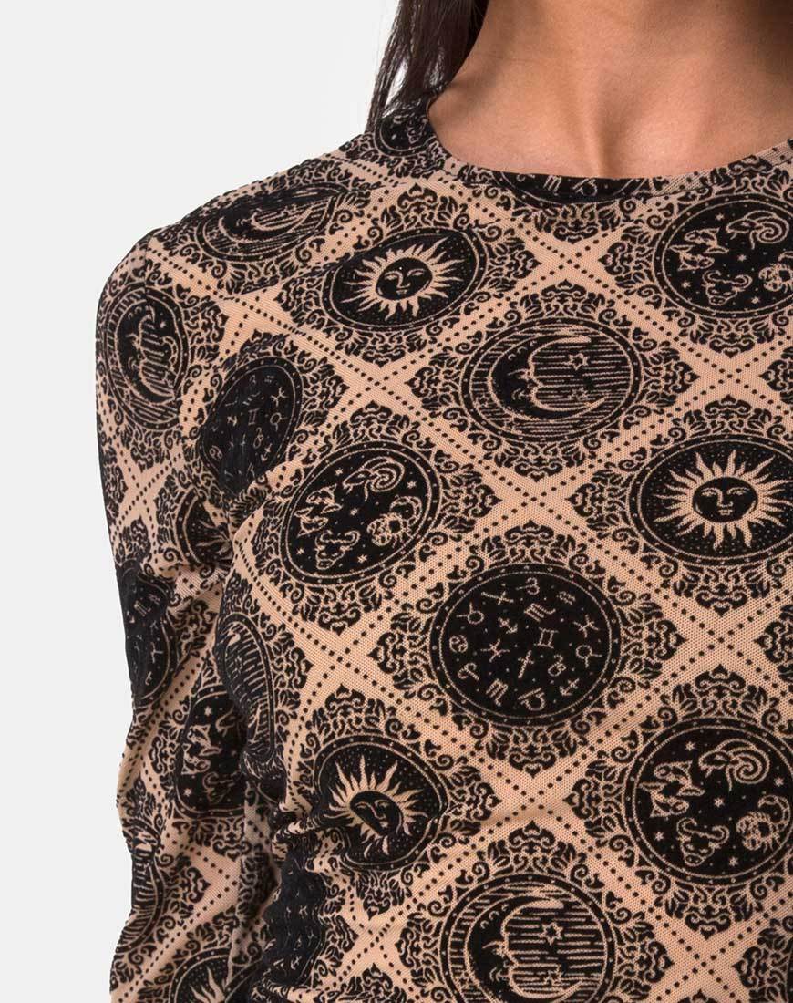 Imagen del vestido Wyanna de red de color topo con estampado de signos negros