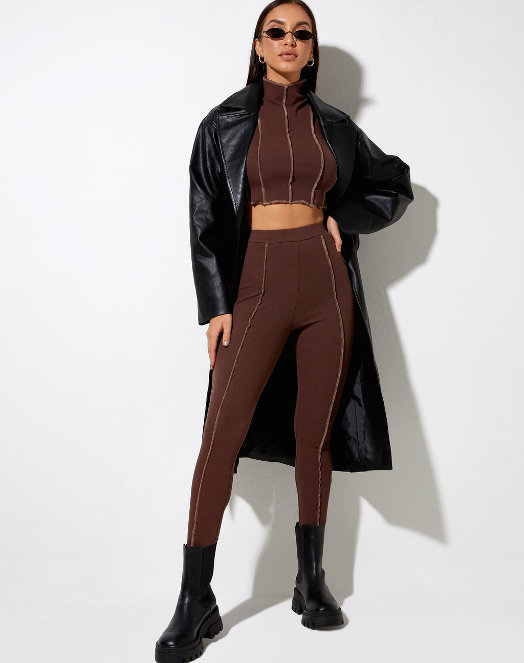 Legging Xario en caoba oscuro con pespunte marrón claro
