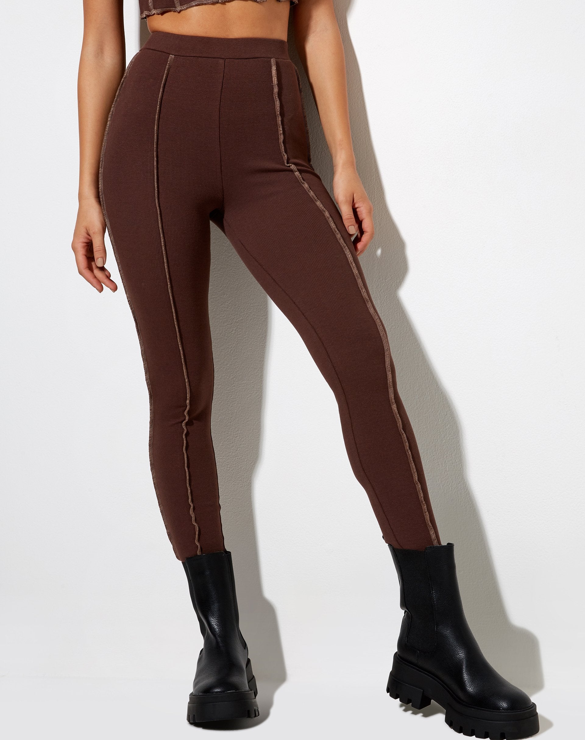 Imagen de Xario Legging en caoba oscuro con pespunte marrón claro