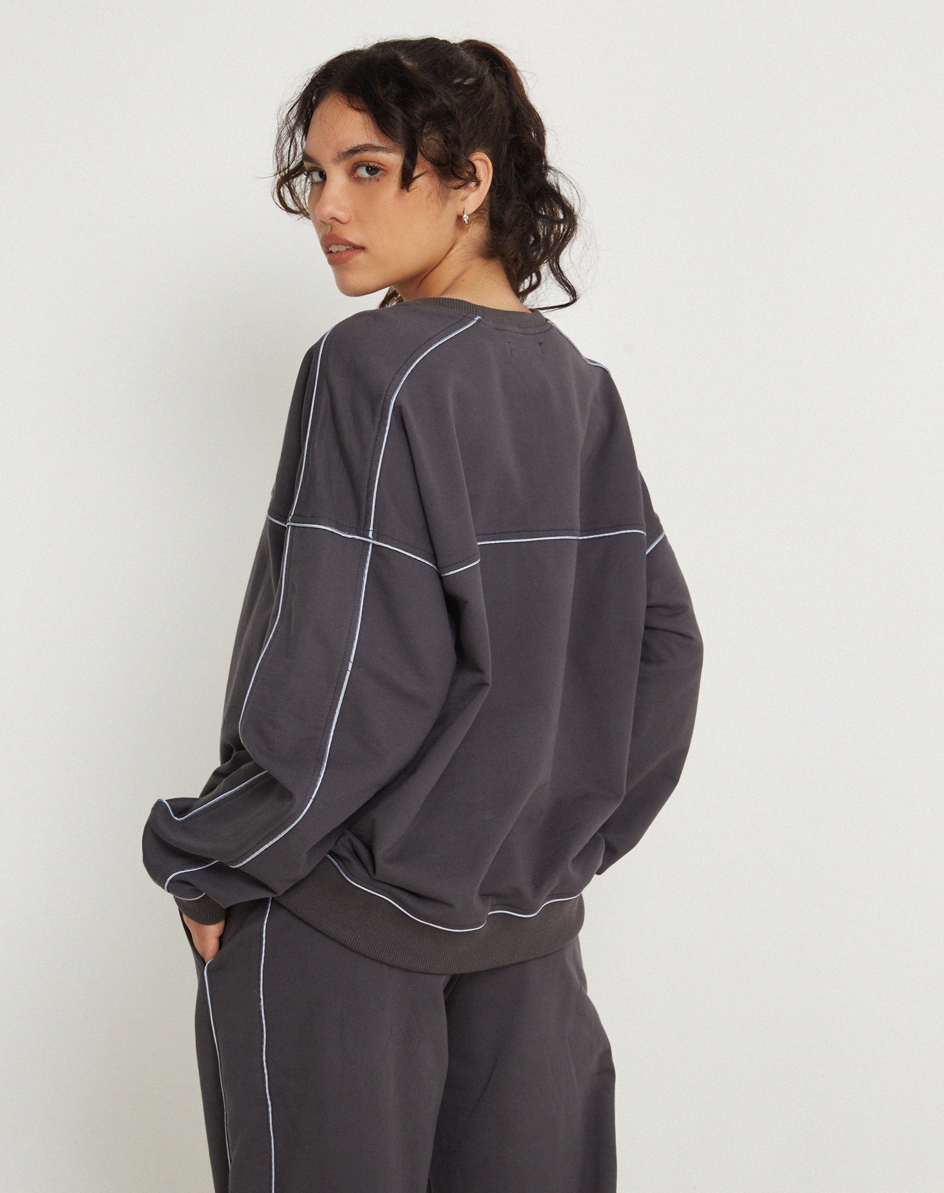imagen de Imogen Sweatshirt en Beluga Grey