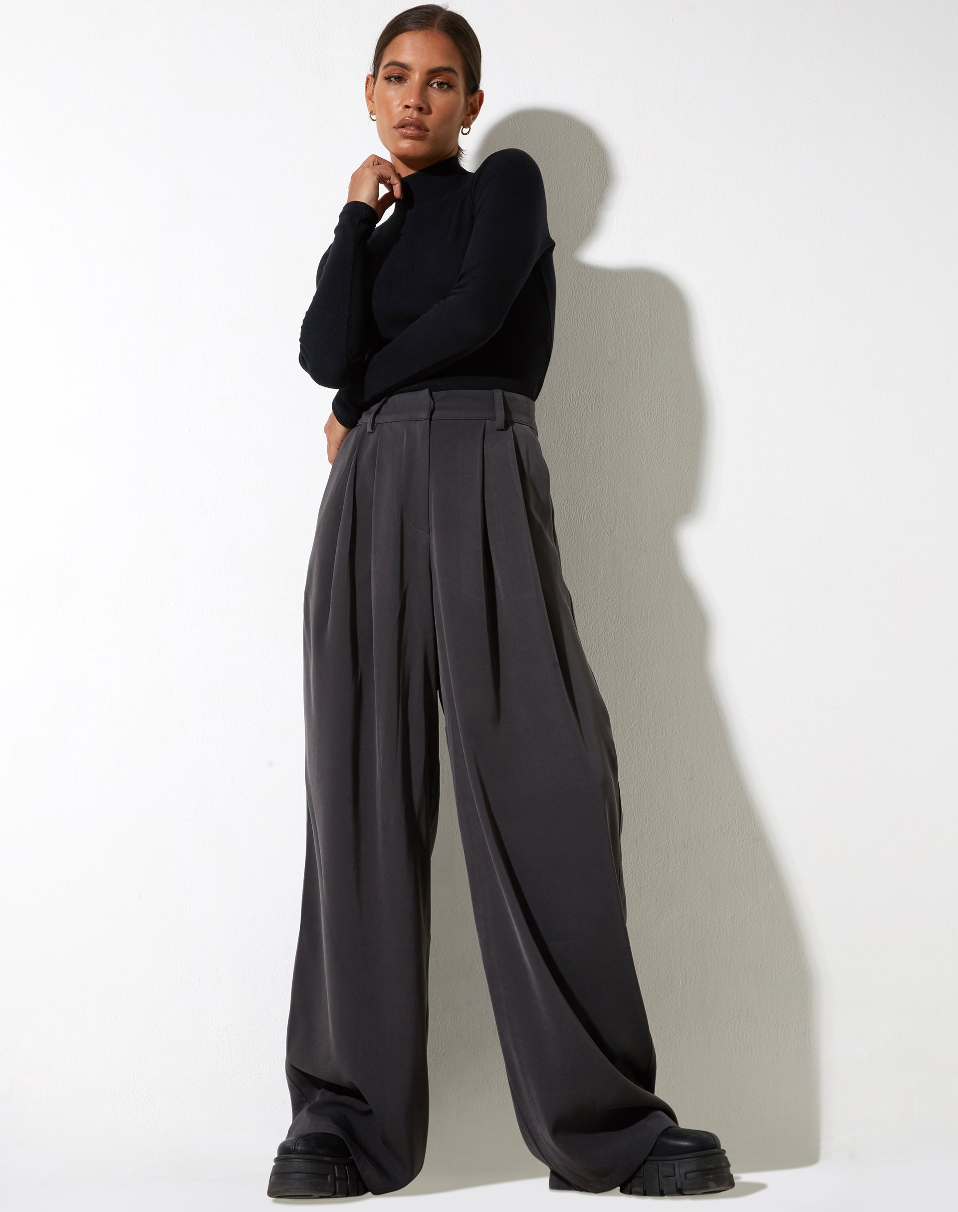 imagen de Yeka Trouser en Tailoring Charcoal