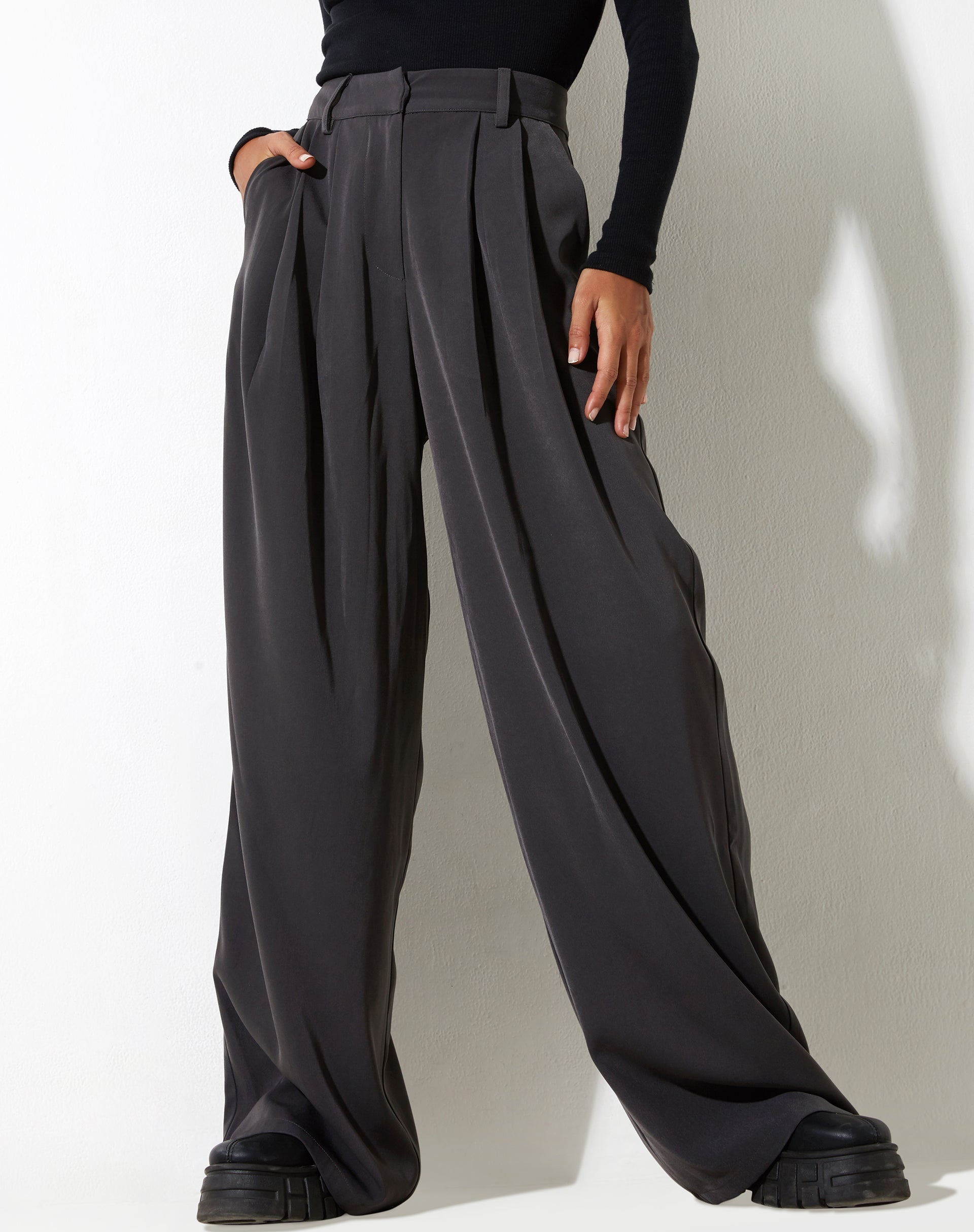 imagen de Yeka Trouser en Tailoring Charcoal