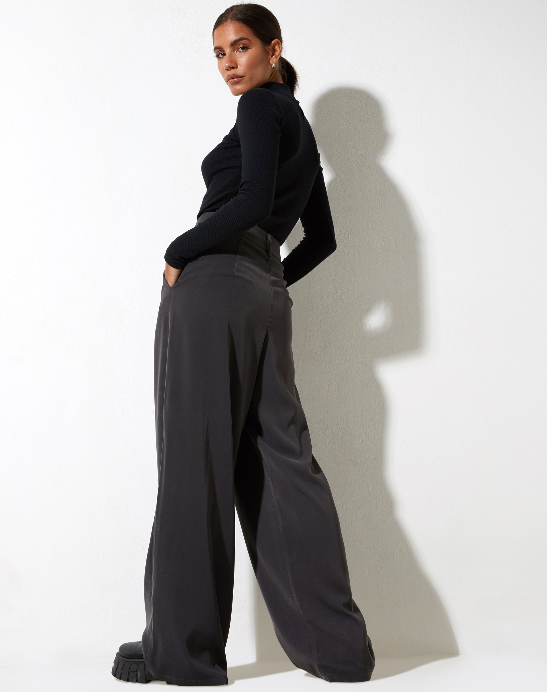 imagen de Yeka Trouser en Tailoring Charcoal