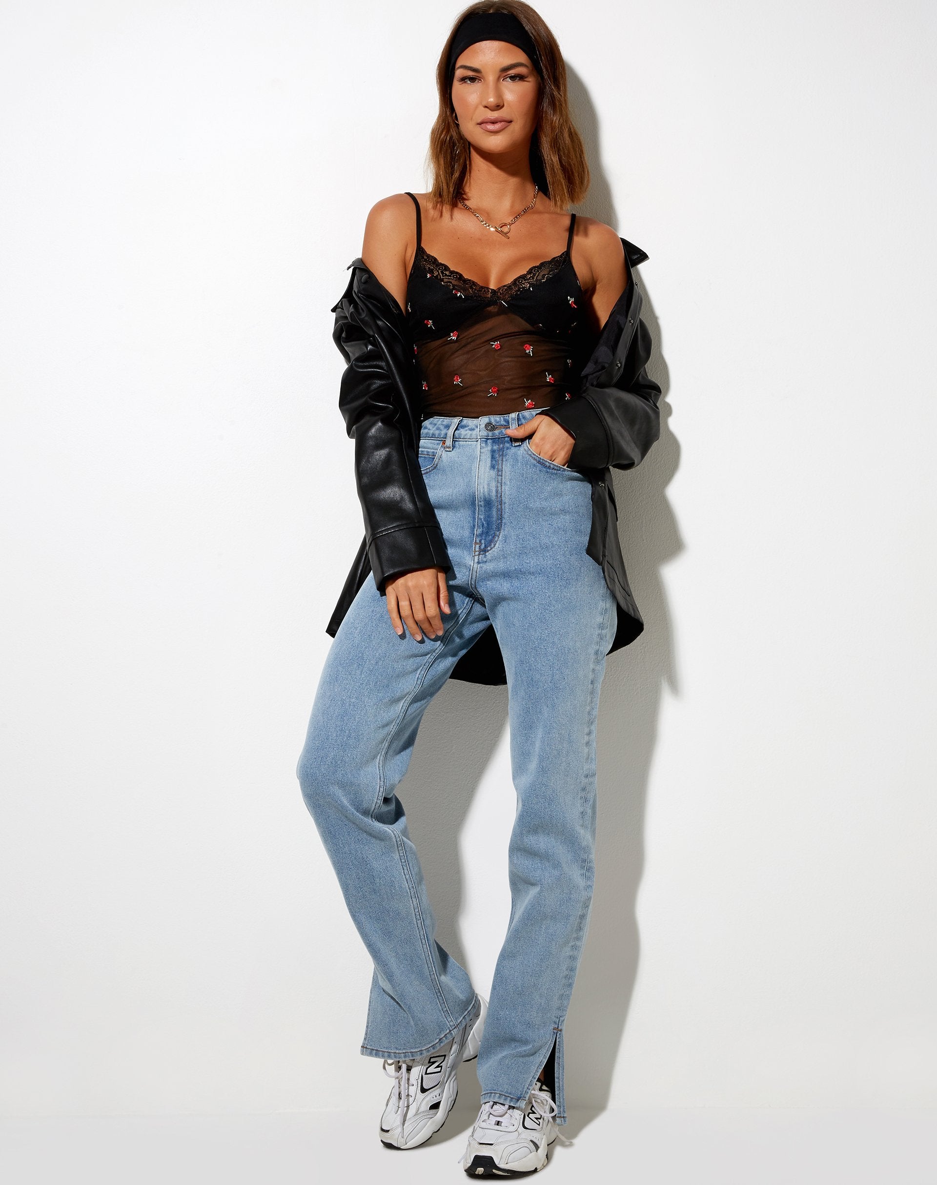 Imagen de Yenika Crop Top en negro con bordado de rosa roja