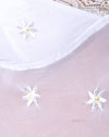 Margarita blanca bordada con encaje blanco
