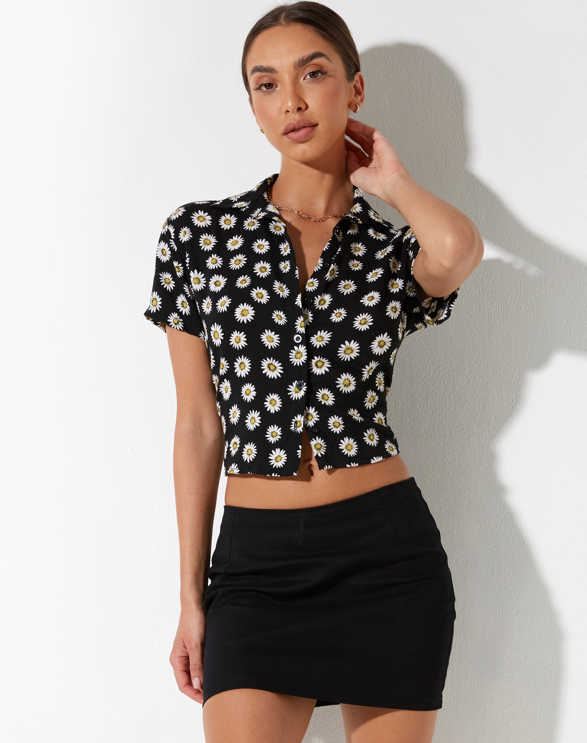 imagen de Yuwen Cropped Shirt en Grunge Daisy Negro