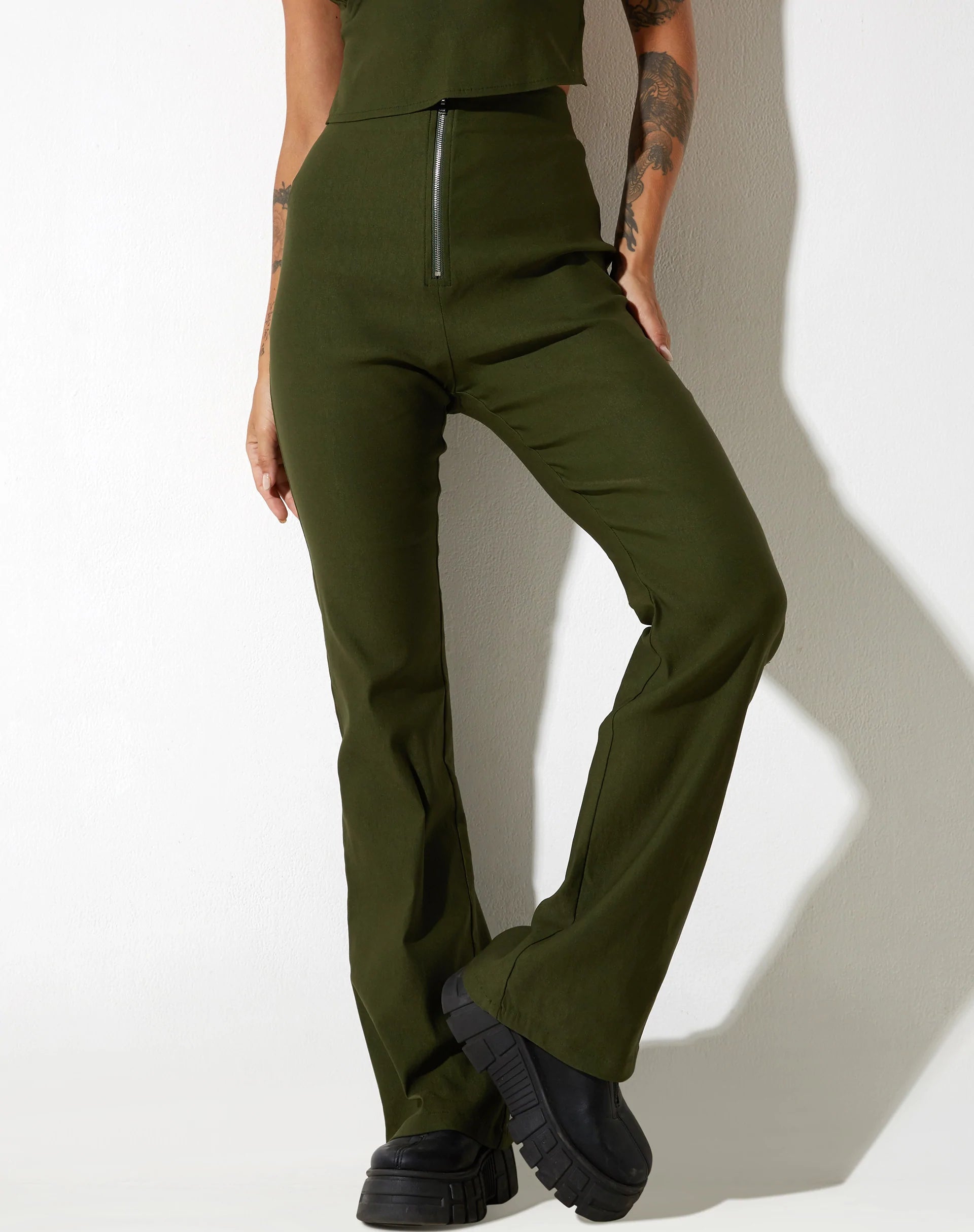 imagen de Zorah Flare Trouser en Tailoring Olive