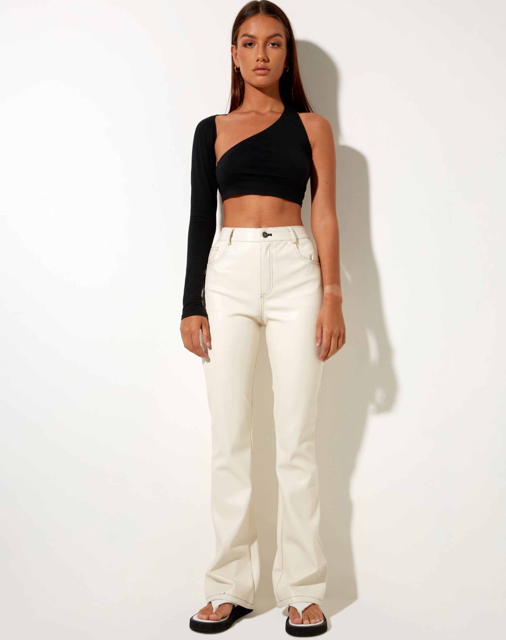 Image of Zorea Pantalones en PU Leche de Coco con Pespuntes Negros