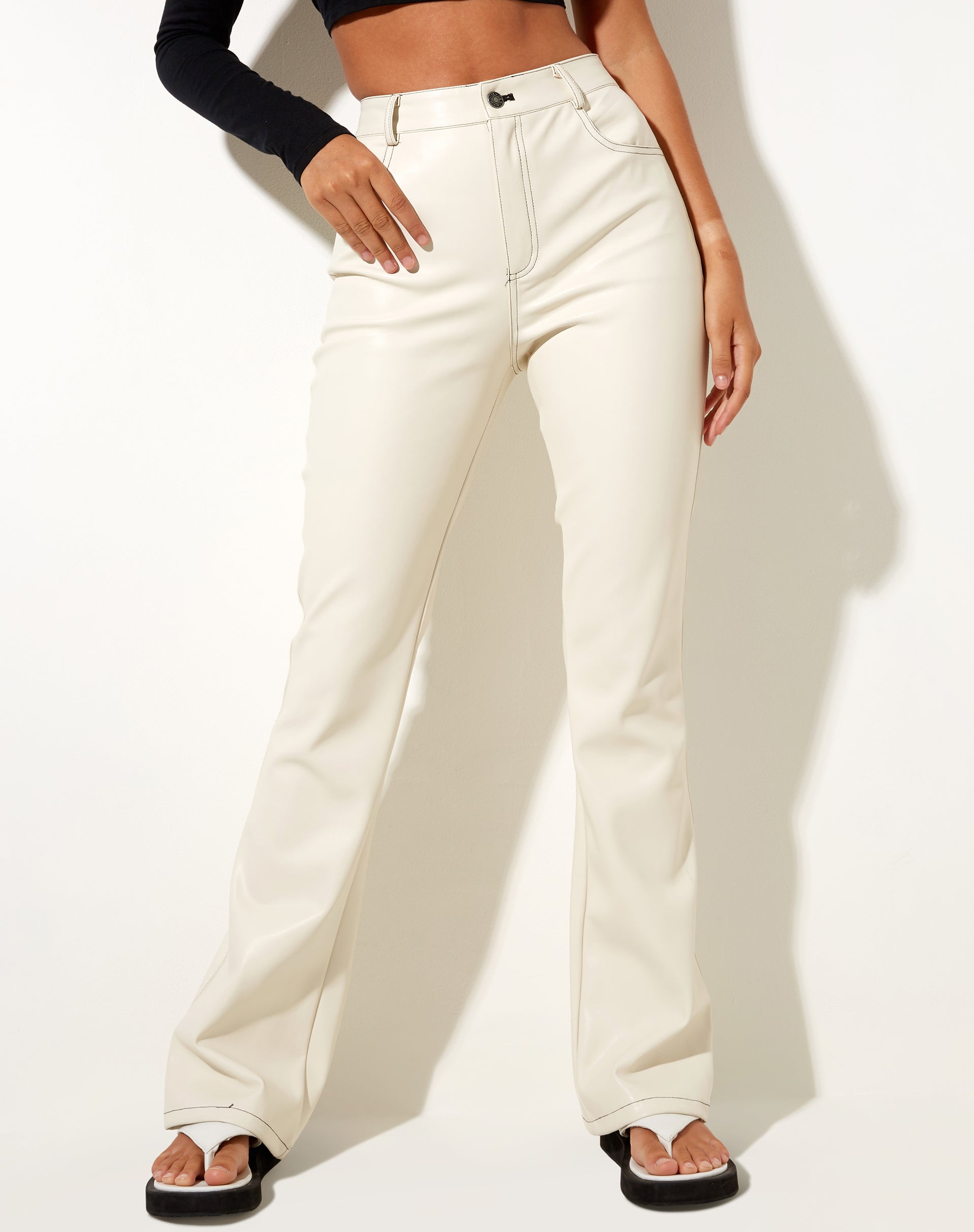Image of Zorea Pantalones en PU Leche de Coco con Pespuntes Negros