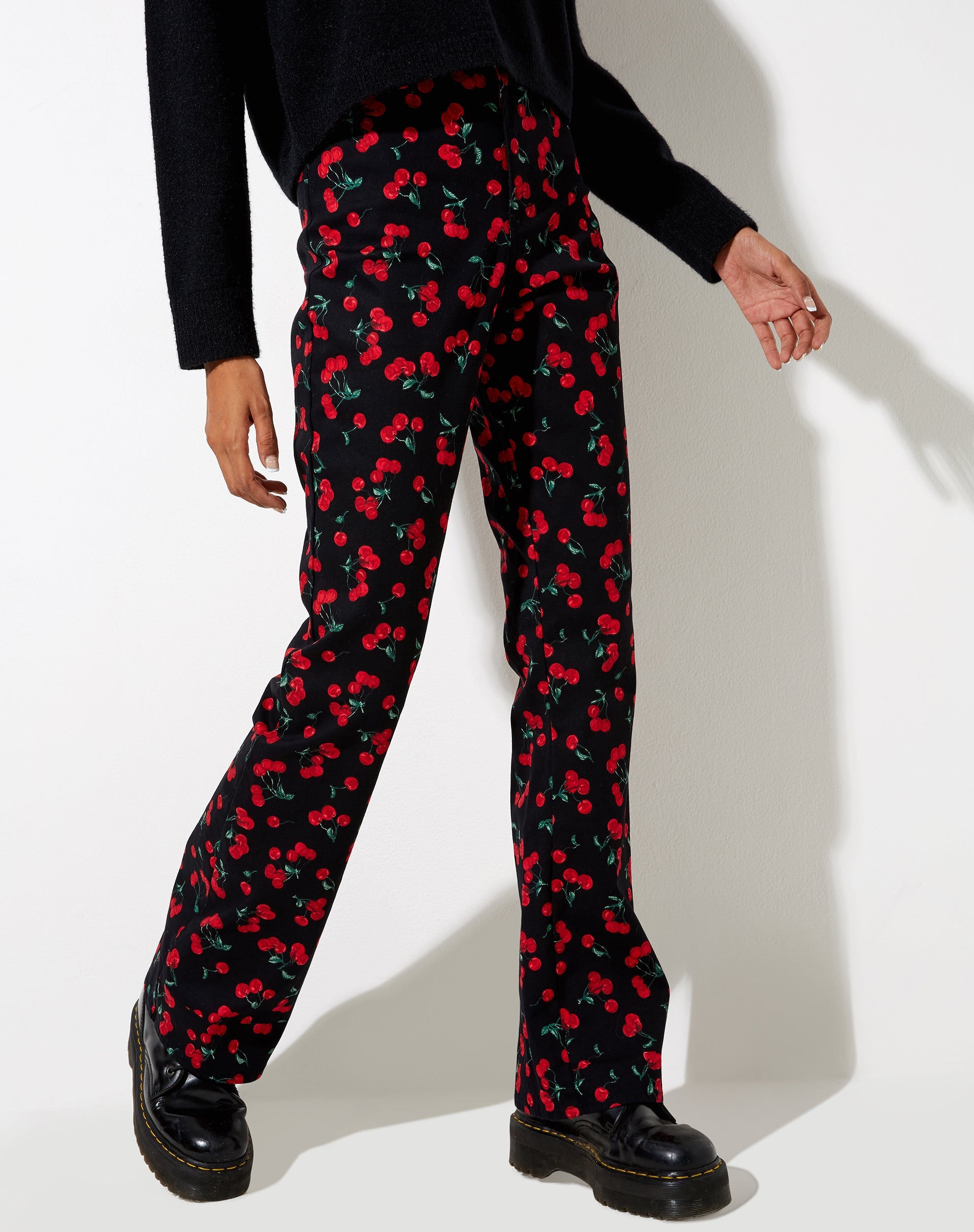 Imagen de Zoven Flare Trouser en Cherries Negro