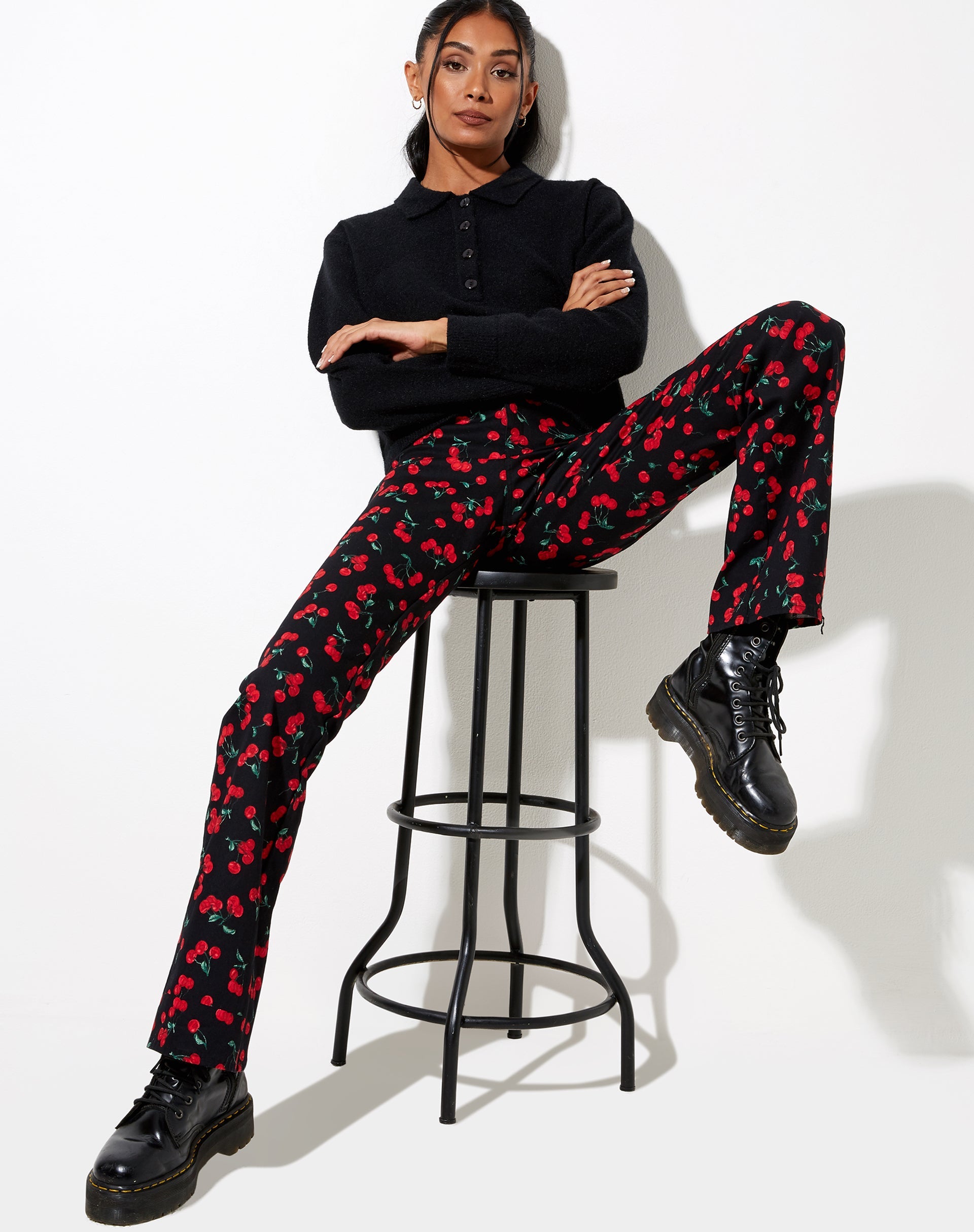 Imagen de Zoven Flare Trouser en Cherries Negro