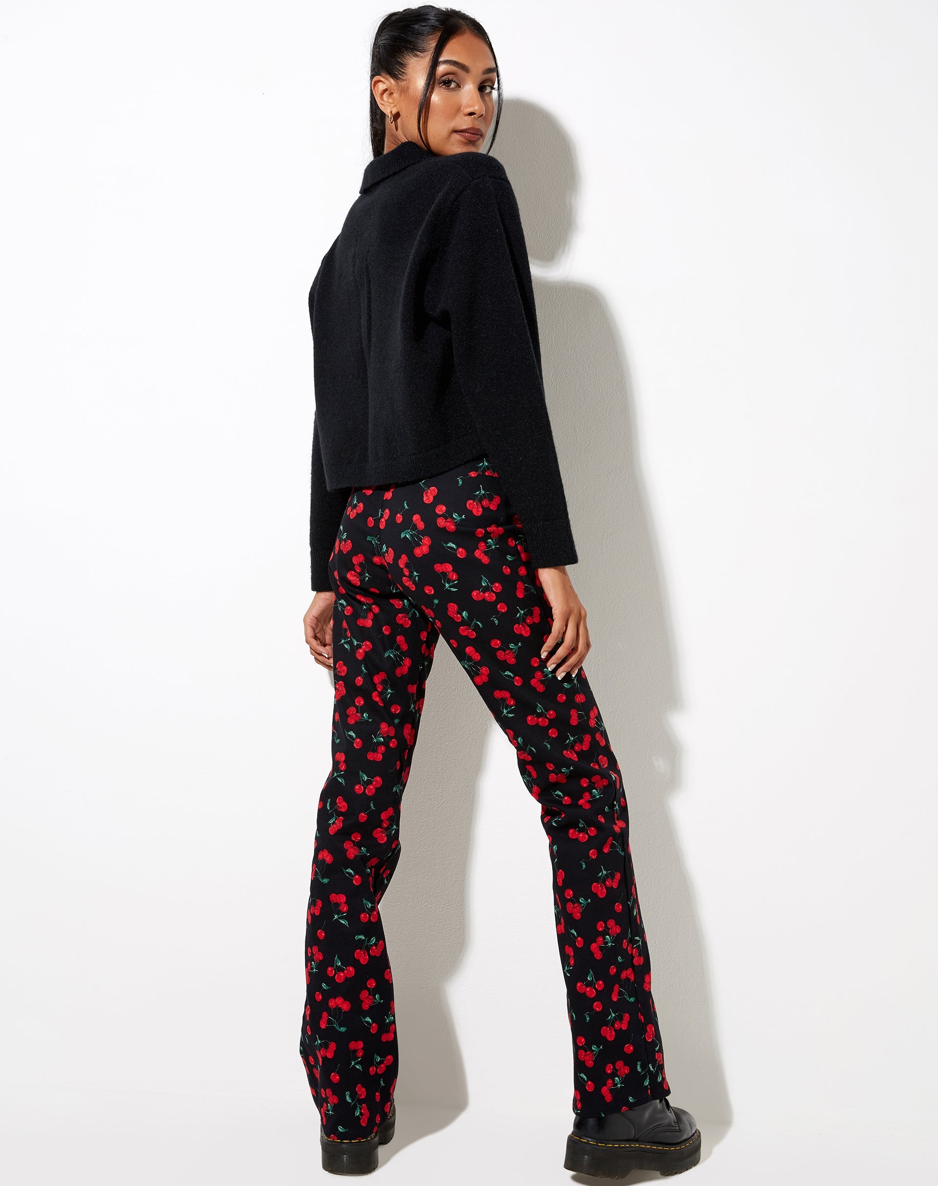 Imagen de Zoven Flare Trouser en Cherries Negro