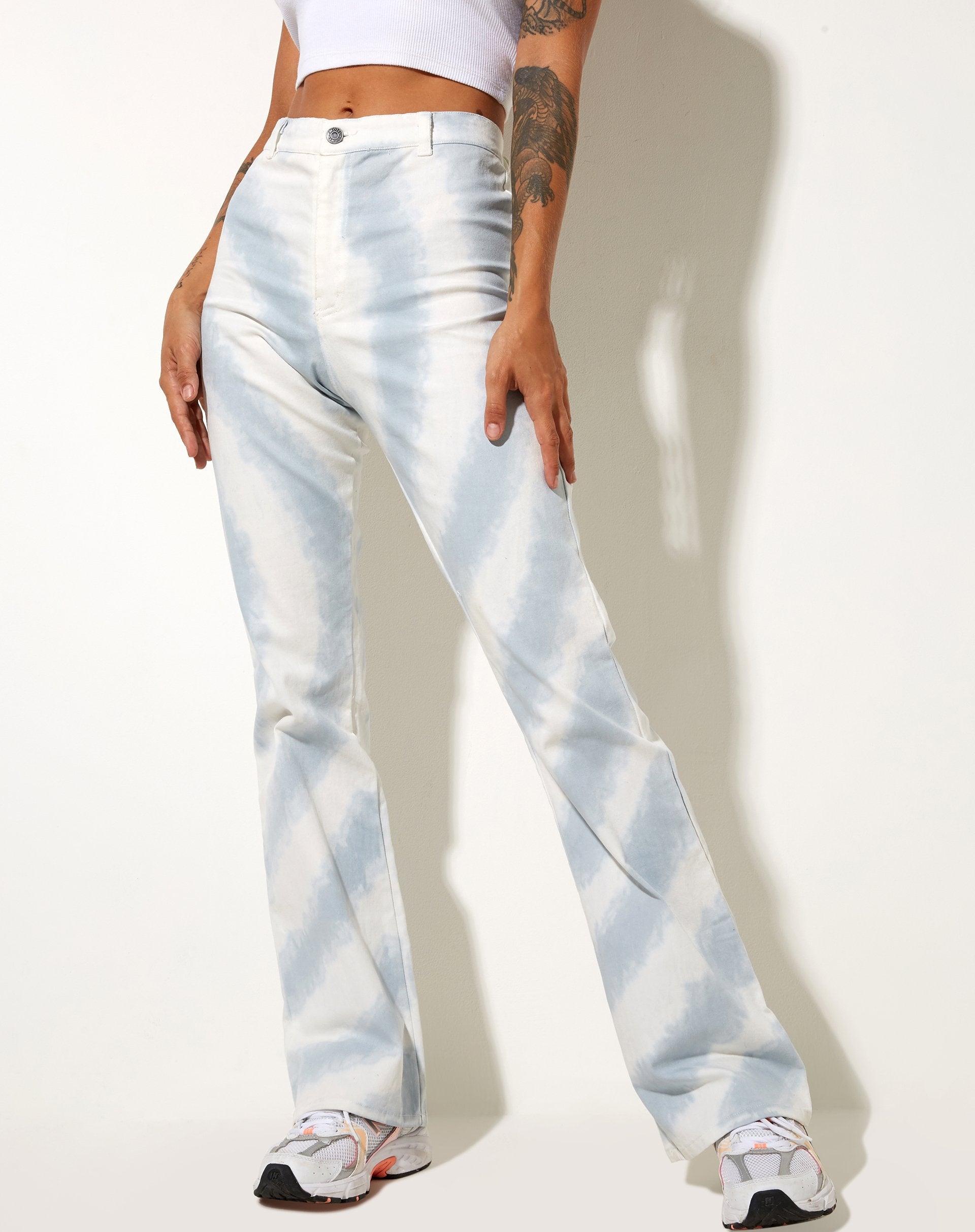 Imagen del pantalón Zoven en espiral azul y blanco