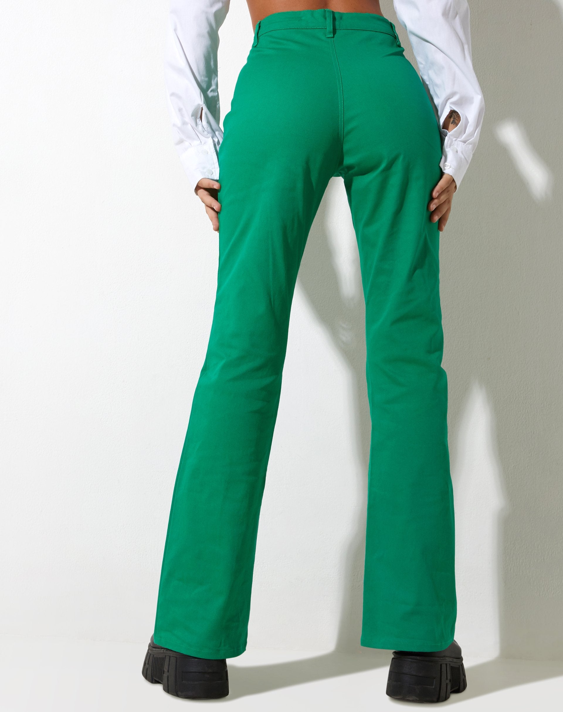 Imagen de Zoven Flare Trouser in Twill Blush Green
