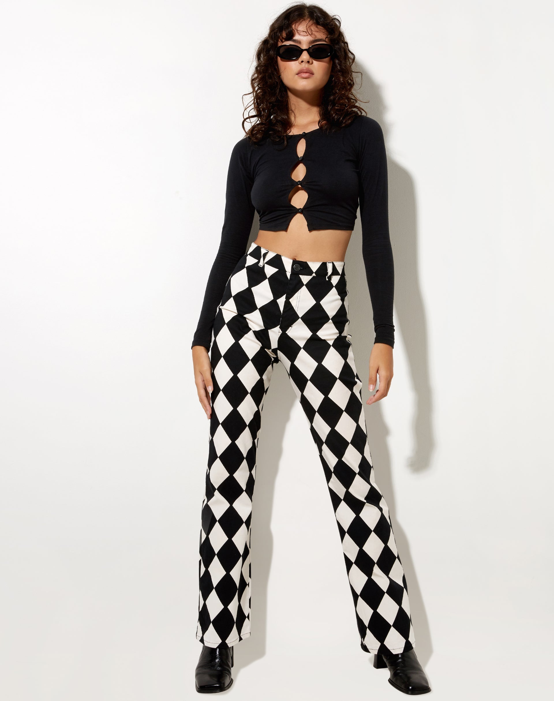 Imagen de Zoven Flare Trouser en blanco y negro arlequín