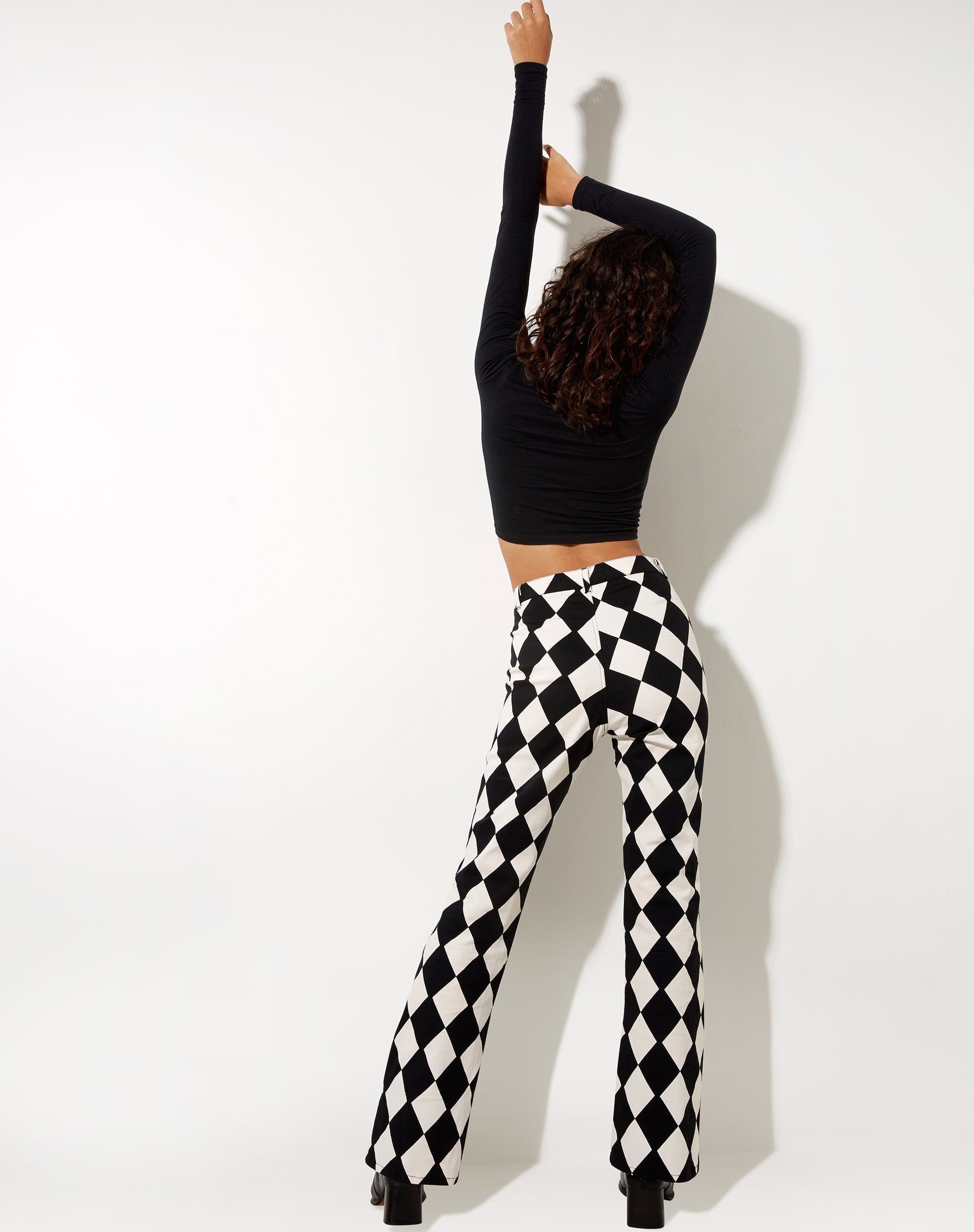 Imagen de Zoven Flare Trouser en blanco y negro arlequín