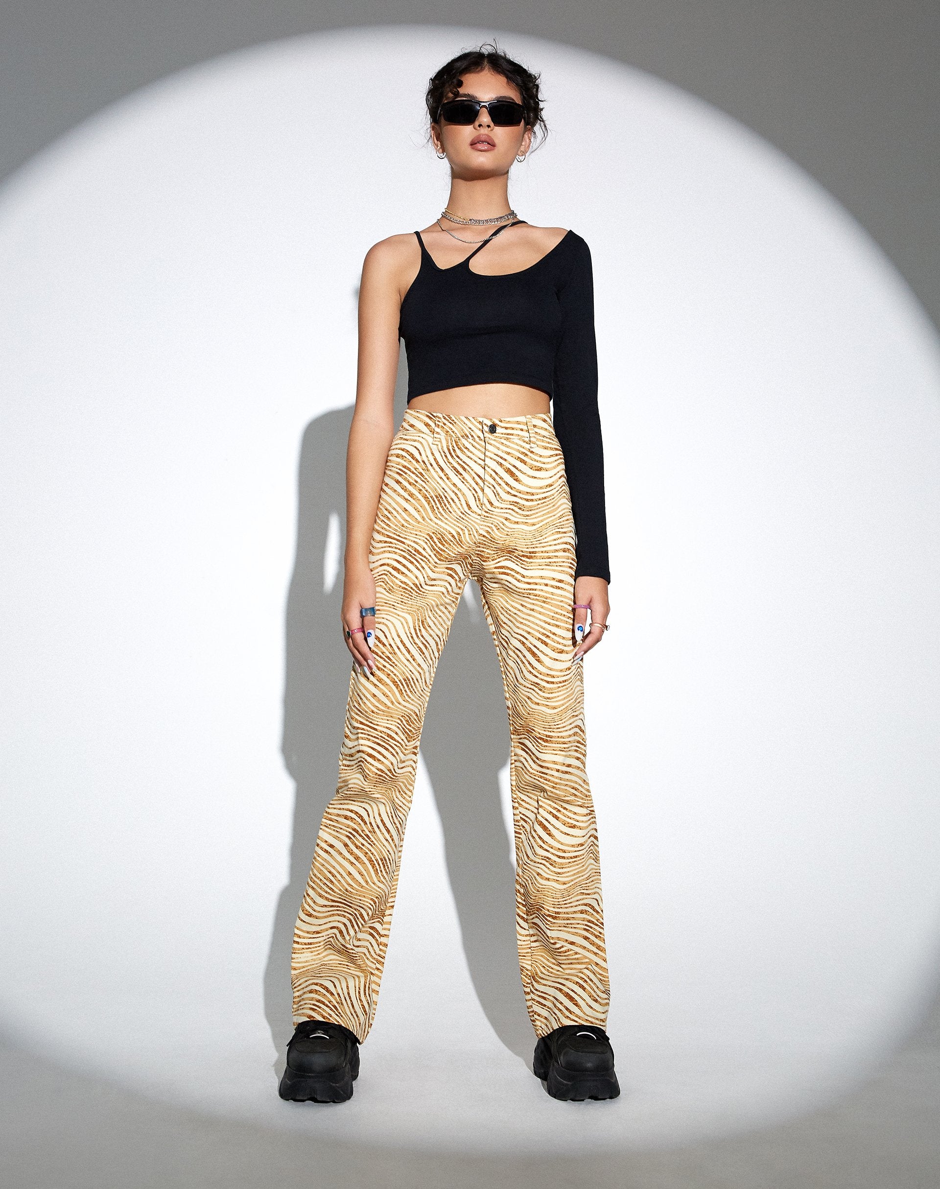 Imagen de MOTEL X OLIVIA NEILL Pantalón Zoven Flare en Desert Terrain Tan