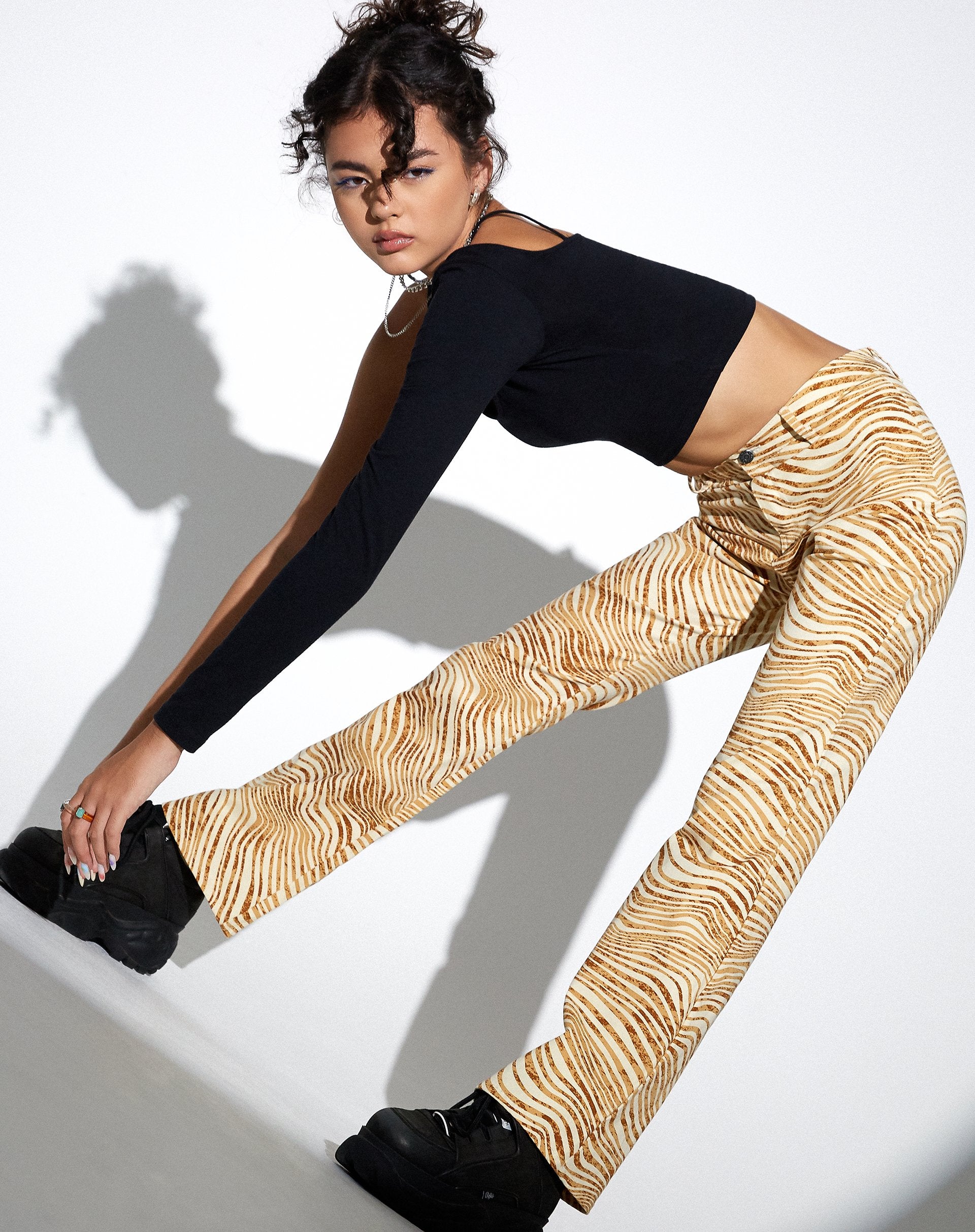 Imagen de MOTEL X OLIVIA NEILL Pantalón Zoven Flare en Desert Terrain Tan