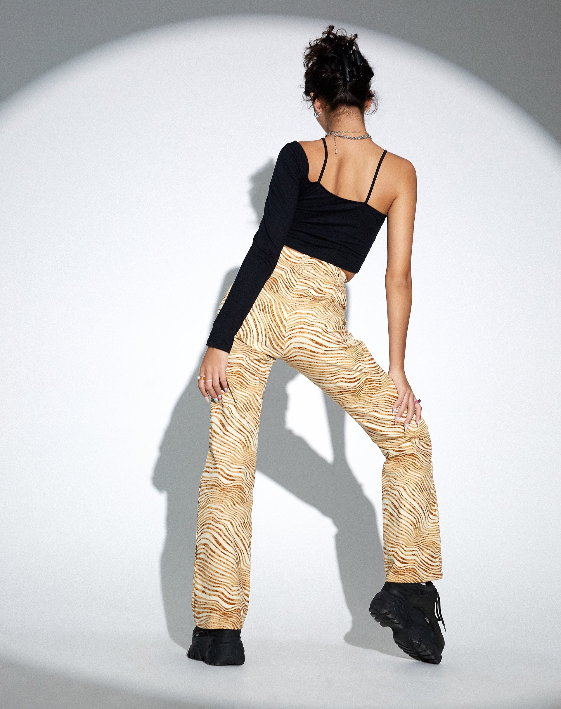 Imagen de MOTEL X OLIVIA NEILL Pantalón Zoven Flare en Desert Terrain Tan