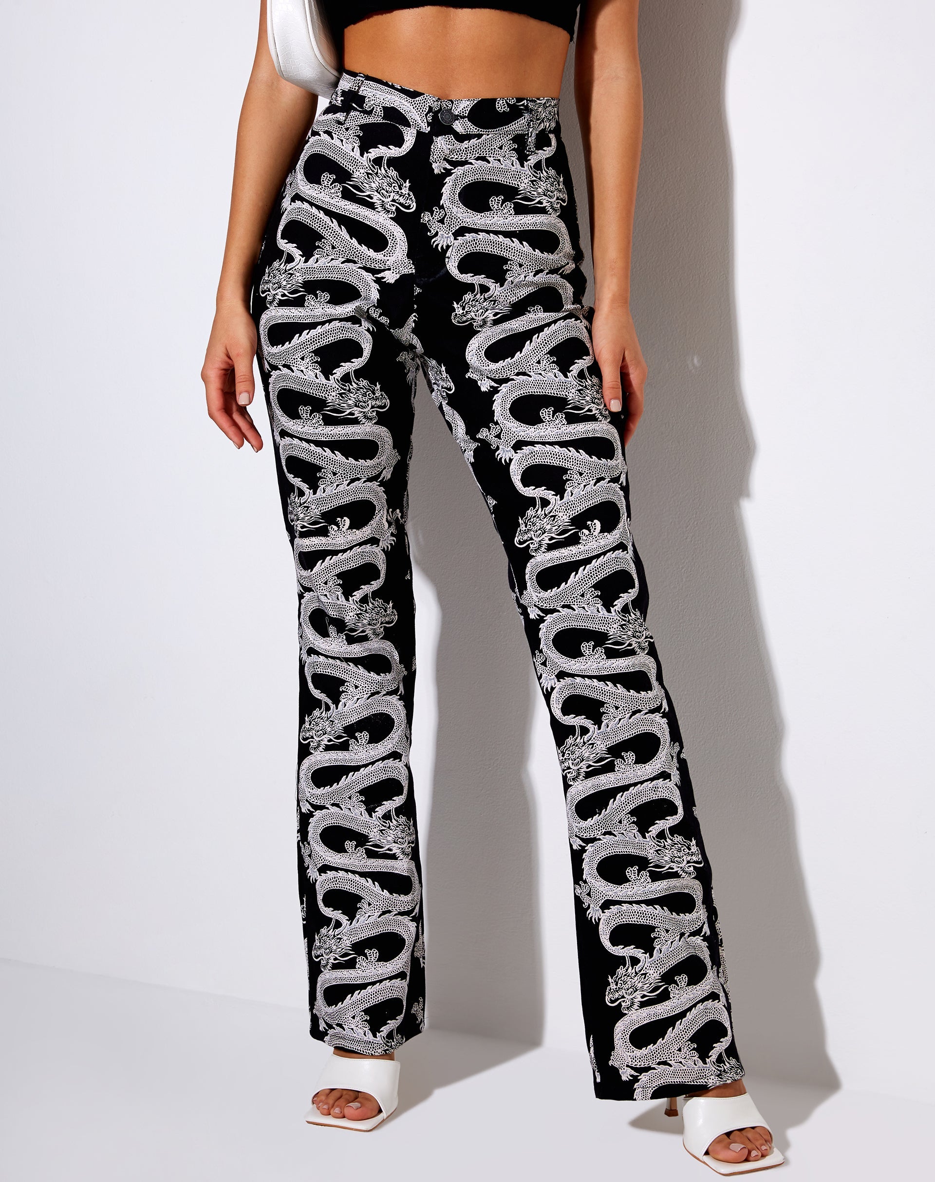 Imagen de Zoven Flare Trouser in Dragon Rope Negro Colocación